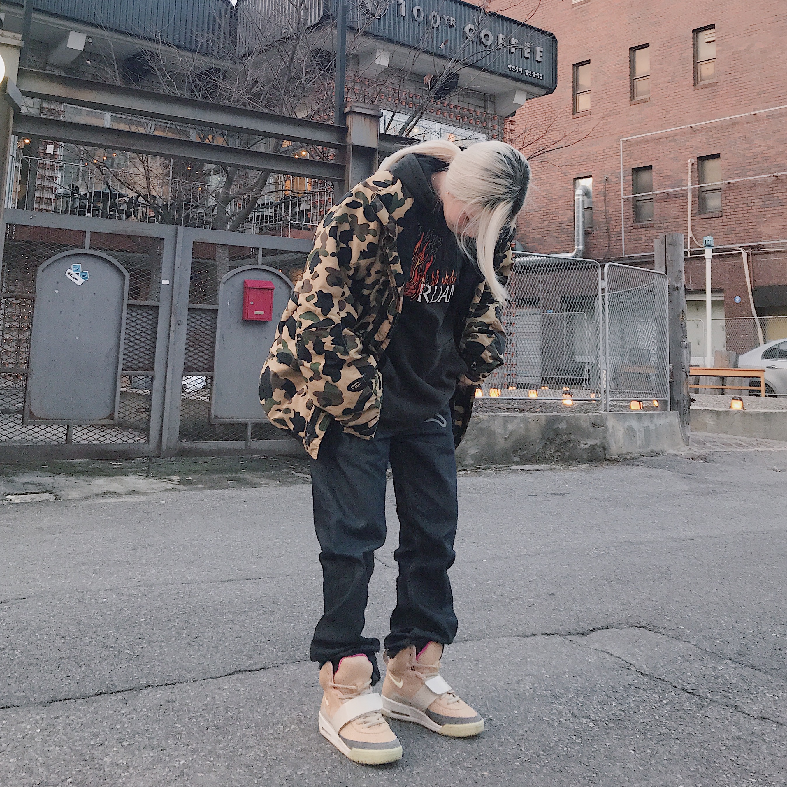 Nike Air Yeezy 1 Net Tan 착용 스타일 - 1
