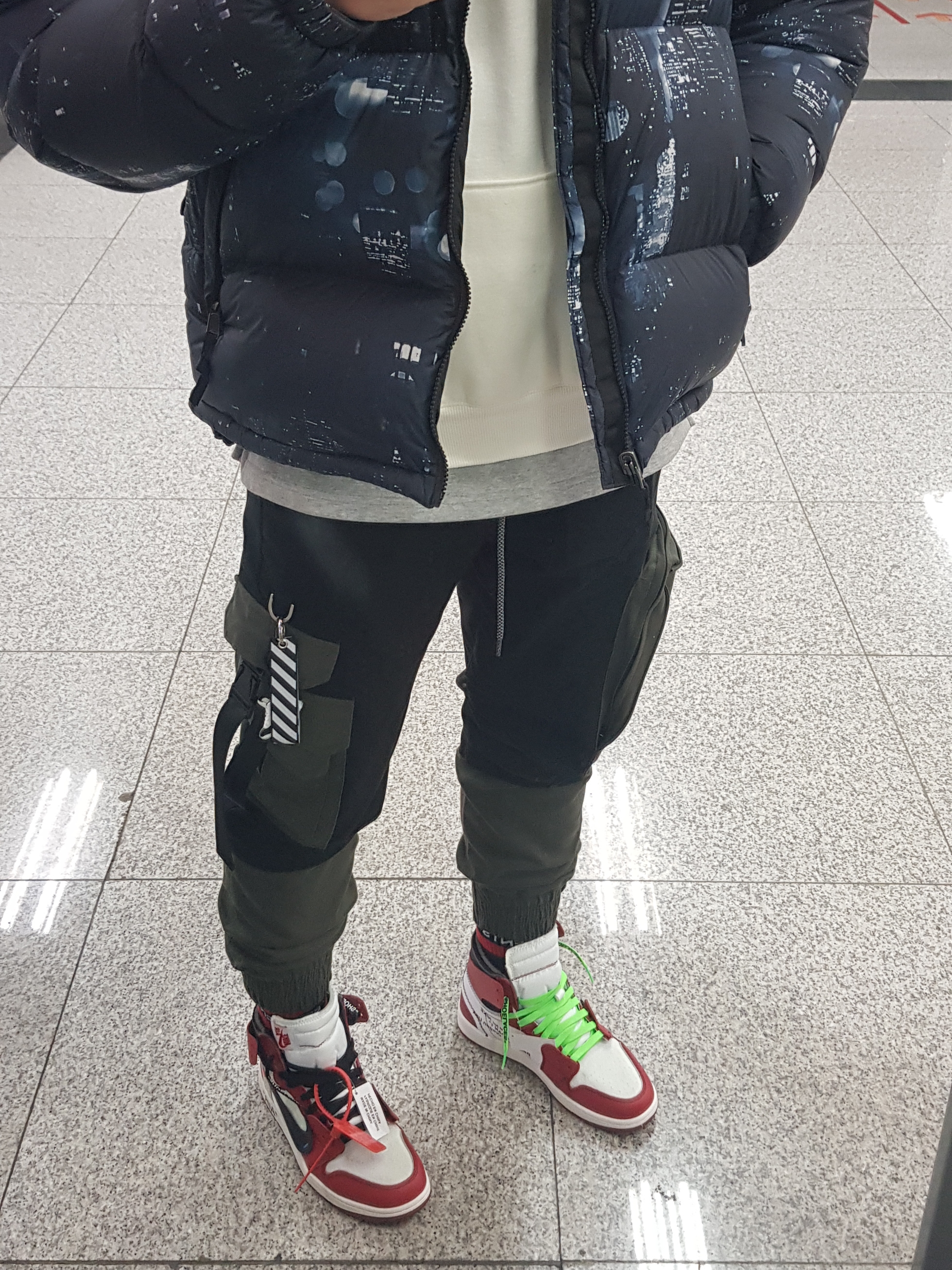 Jordan 1 x Off-White Retro High Chicago The Ten 착용 스타일 - 3