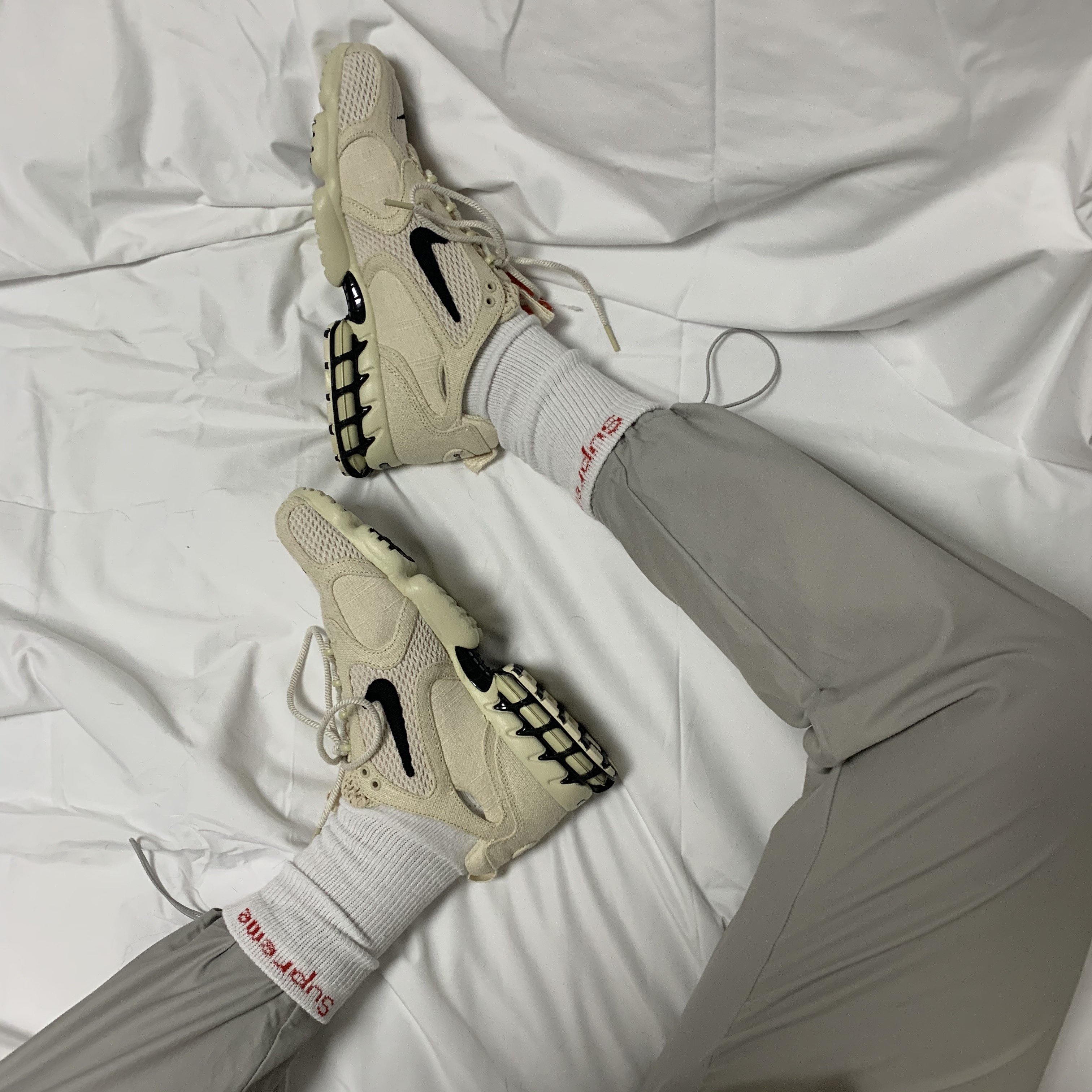 Nike x Stussy Air Zoom Spiridon Cage 2 Fossil 착용 스타일 - 5