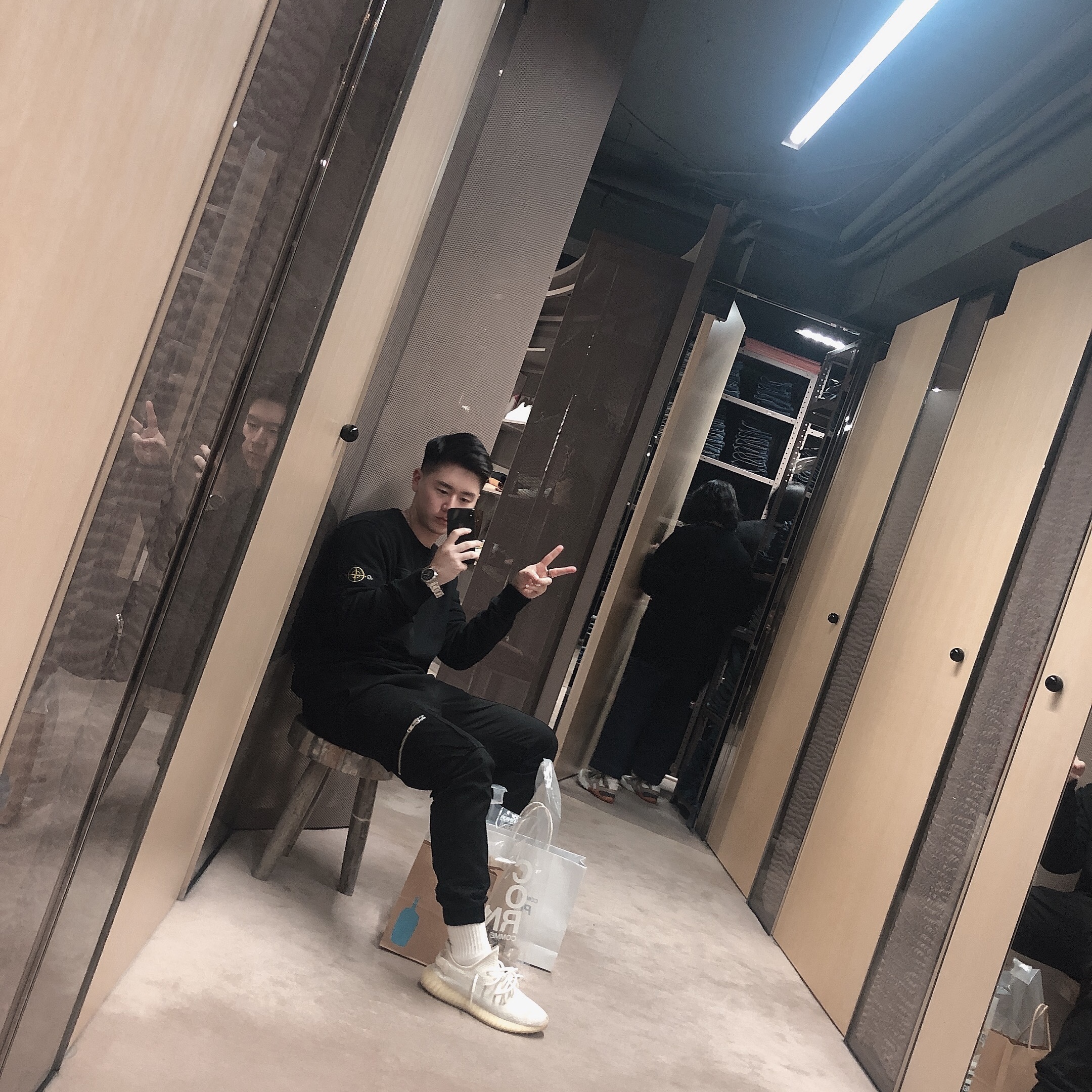 Adidas Yeezy Boost 350 V2 Cream/Triple White 착용 스타일