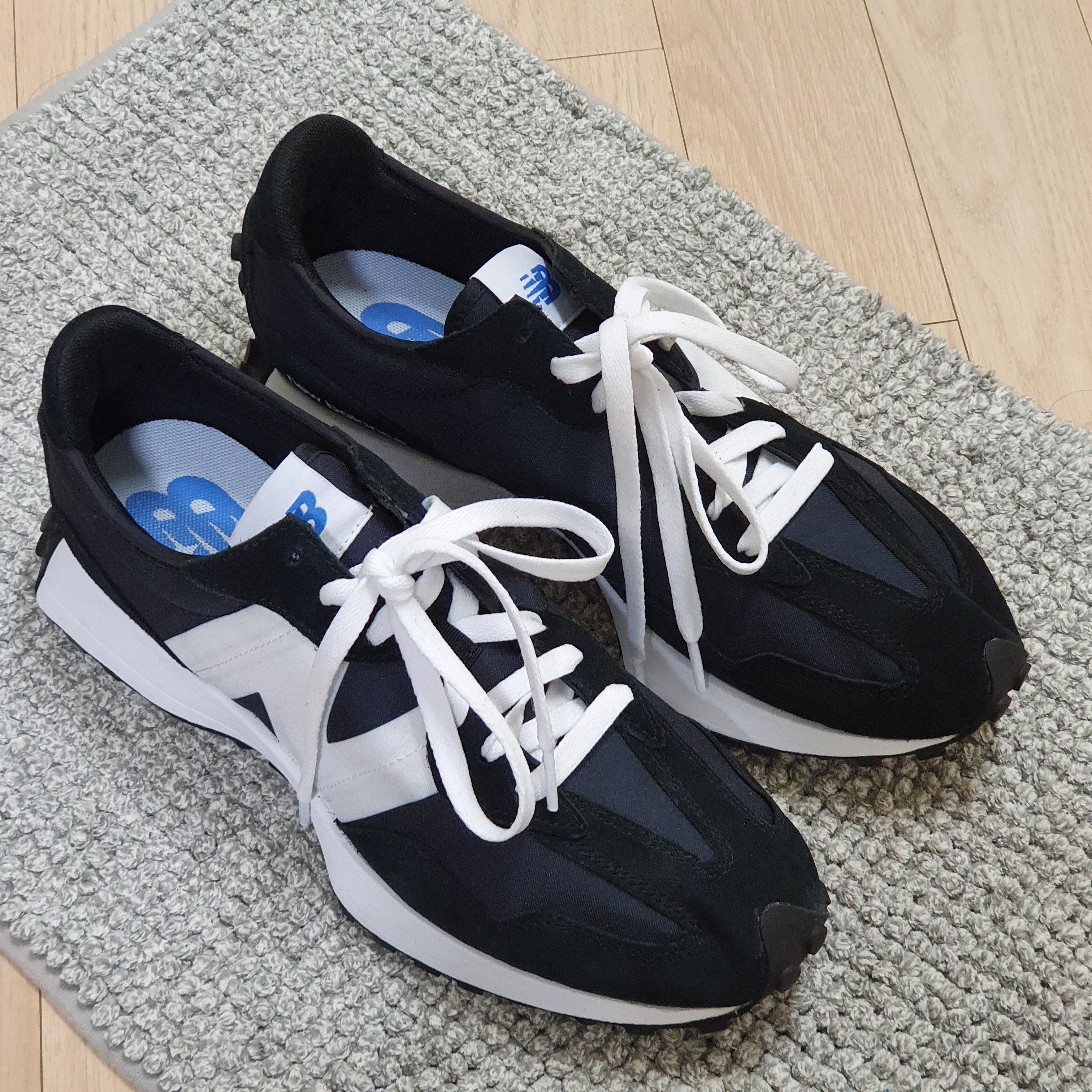 New Balance 327 Black 착용 스타일
