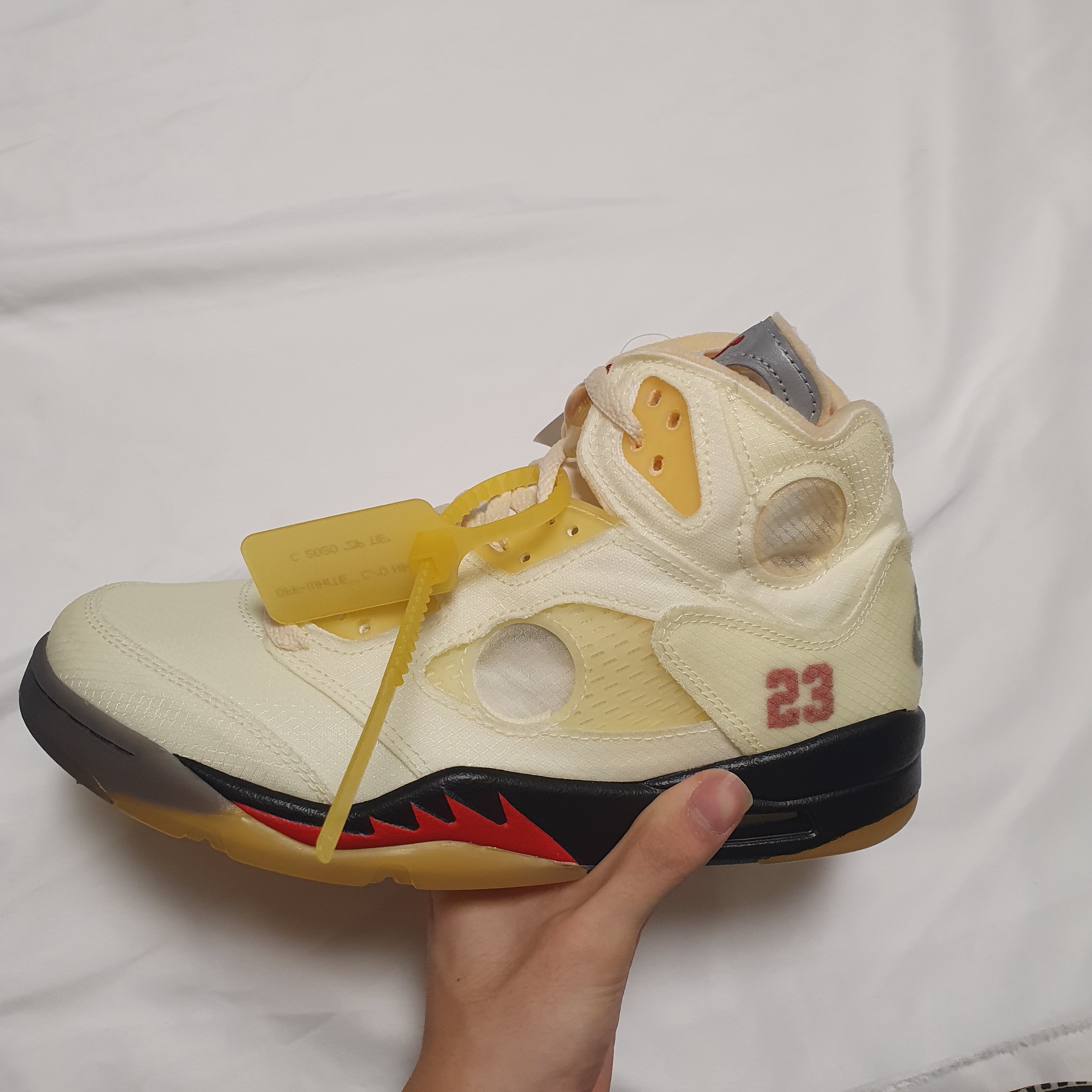 Jordan 5 x Off-White Retro SP Sail Fire Red 착용 스타일 - 1