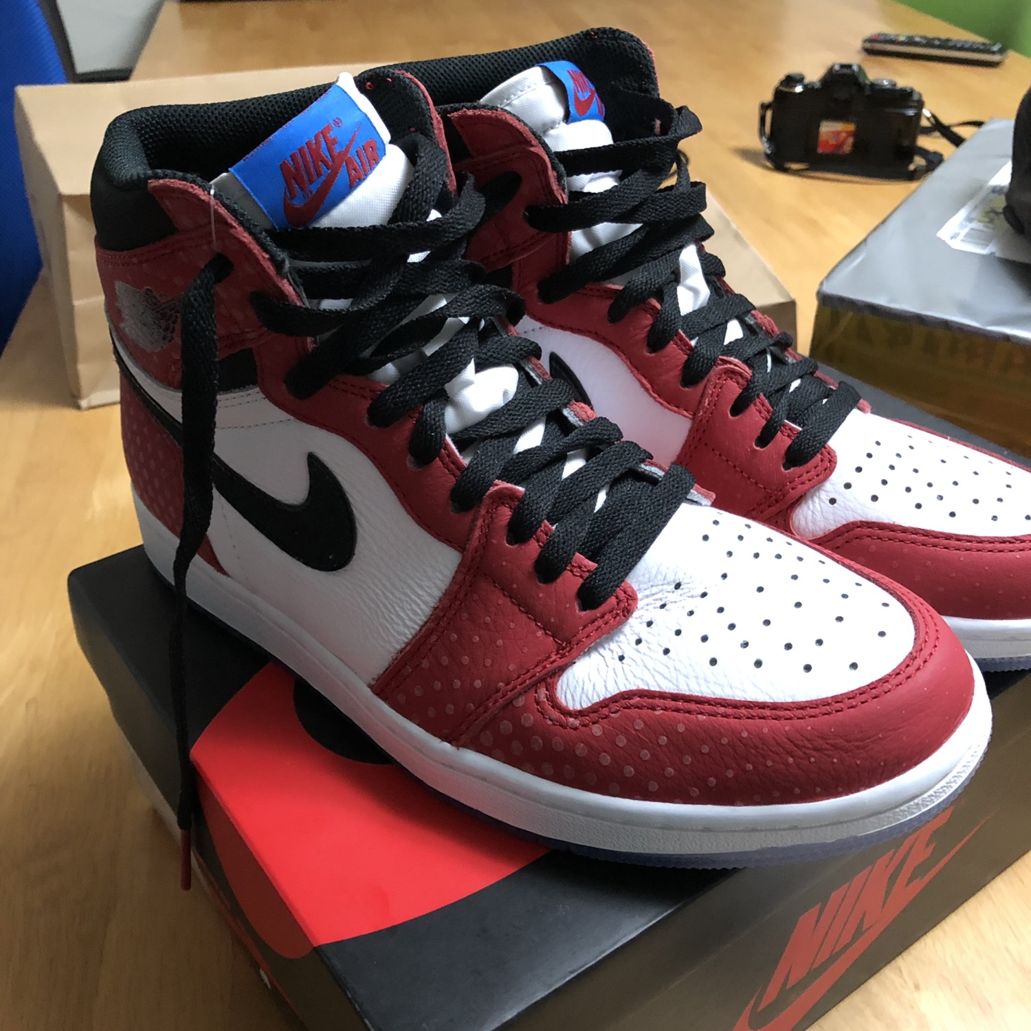 Jordan 1 Retro High Spider-Man Origin Story 착용 스타일 - 3