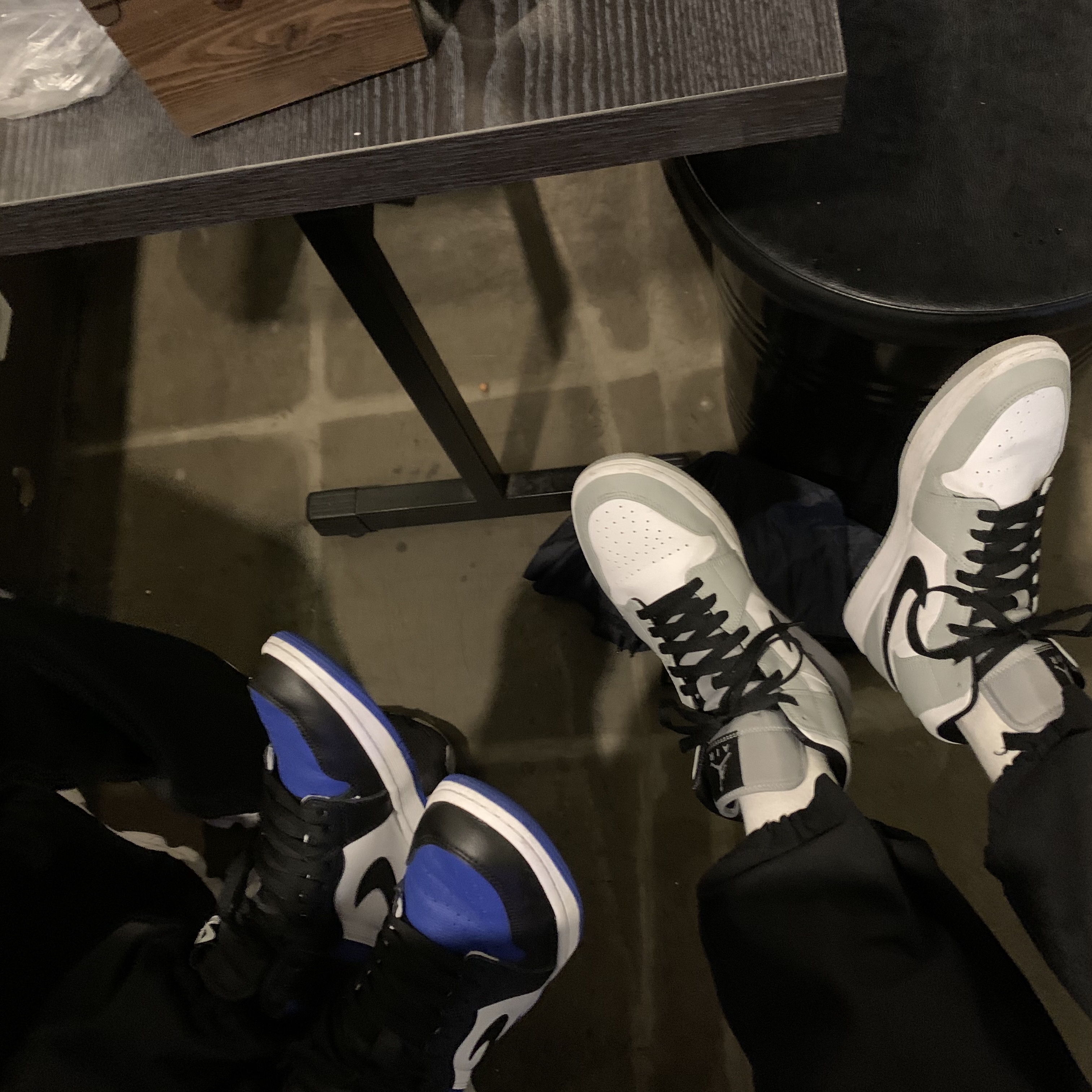Jordan 1 Mid Light Smoke Grey, Jordan 1 Retro High OG Royal Toe 착용 스타일