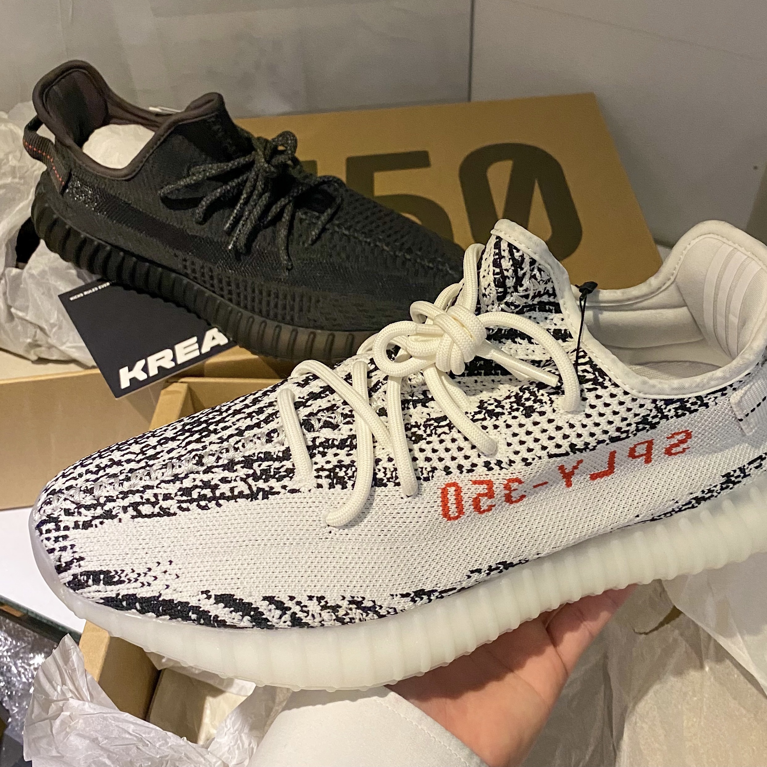 Adidas Yeezy Boost 350 V2 Zebra 2017/2019/2020, Adidas Yeezy Boost 350 V2 Black - Non-Reflective 착용 스타일