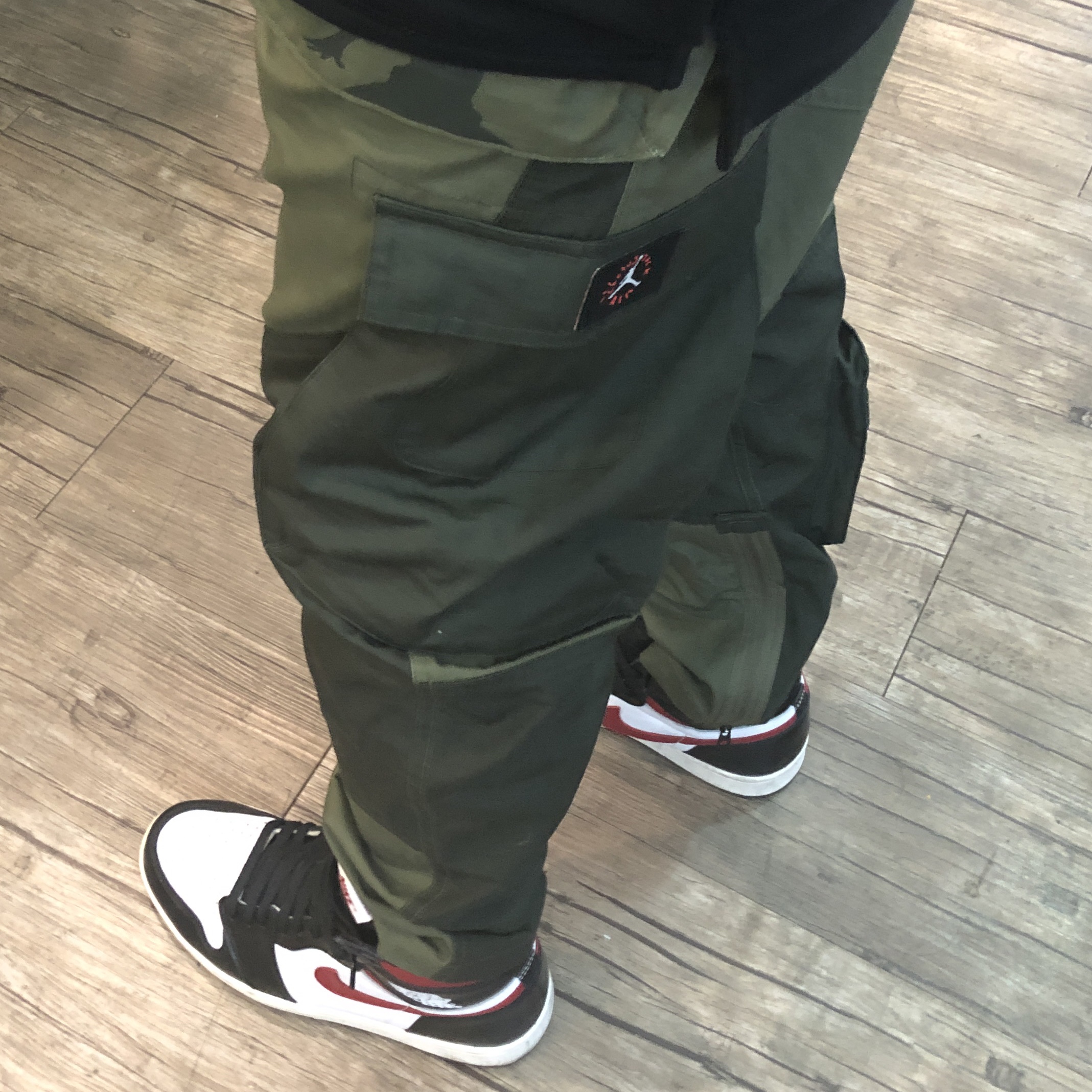 Jordan 1 Retro High OG Gym Red, Jordan x Travis Scott Cargo Pants Olive 착용 스타일