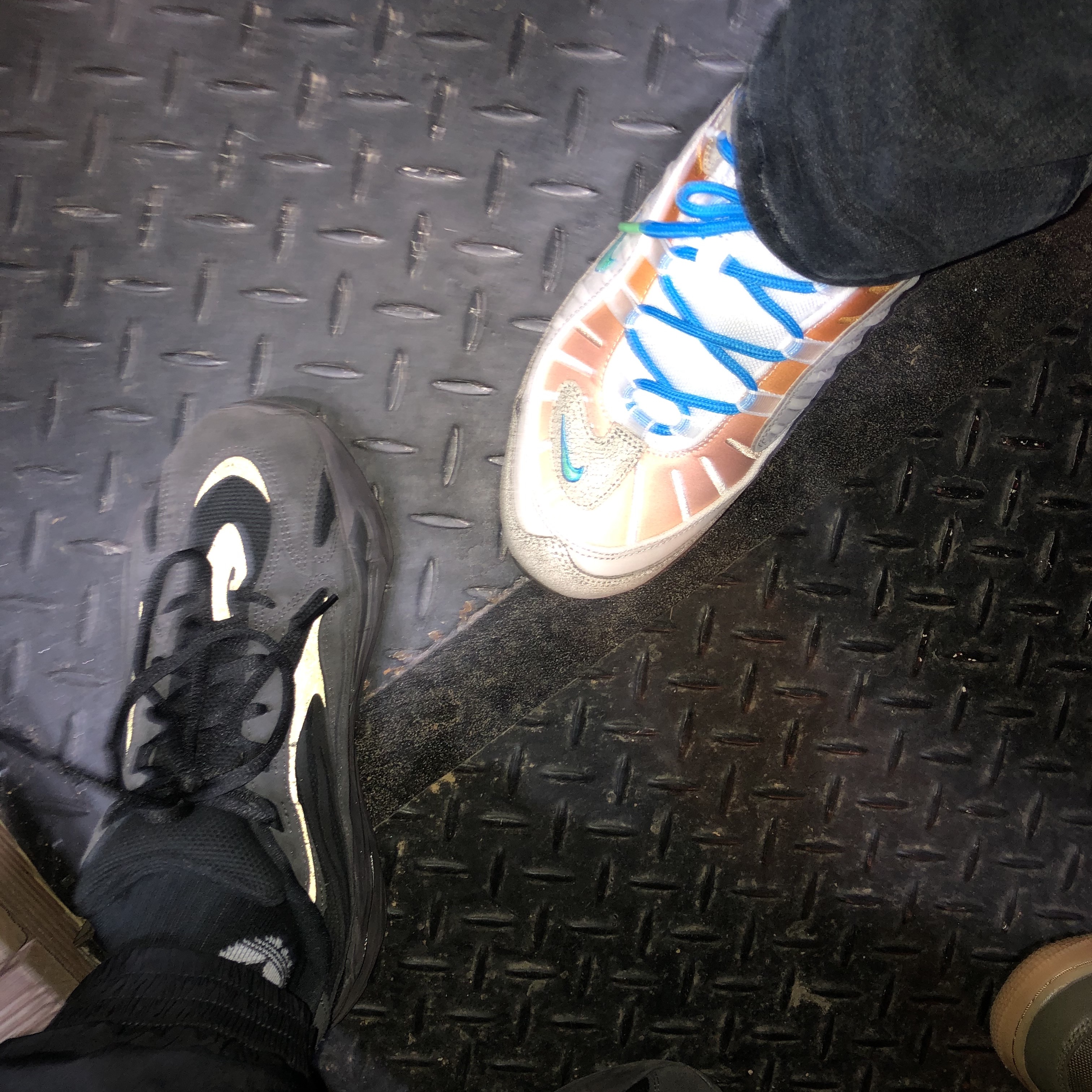 Adidas Yeezy Boost 700 V2 Vanta 2019, Nike Air Max 98 La Mezcla 착용 스타일