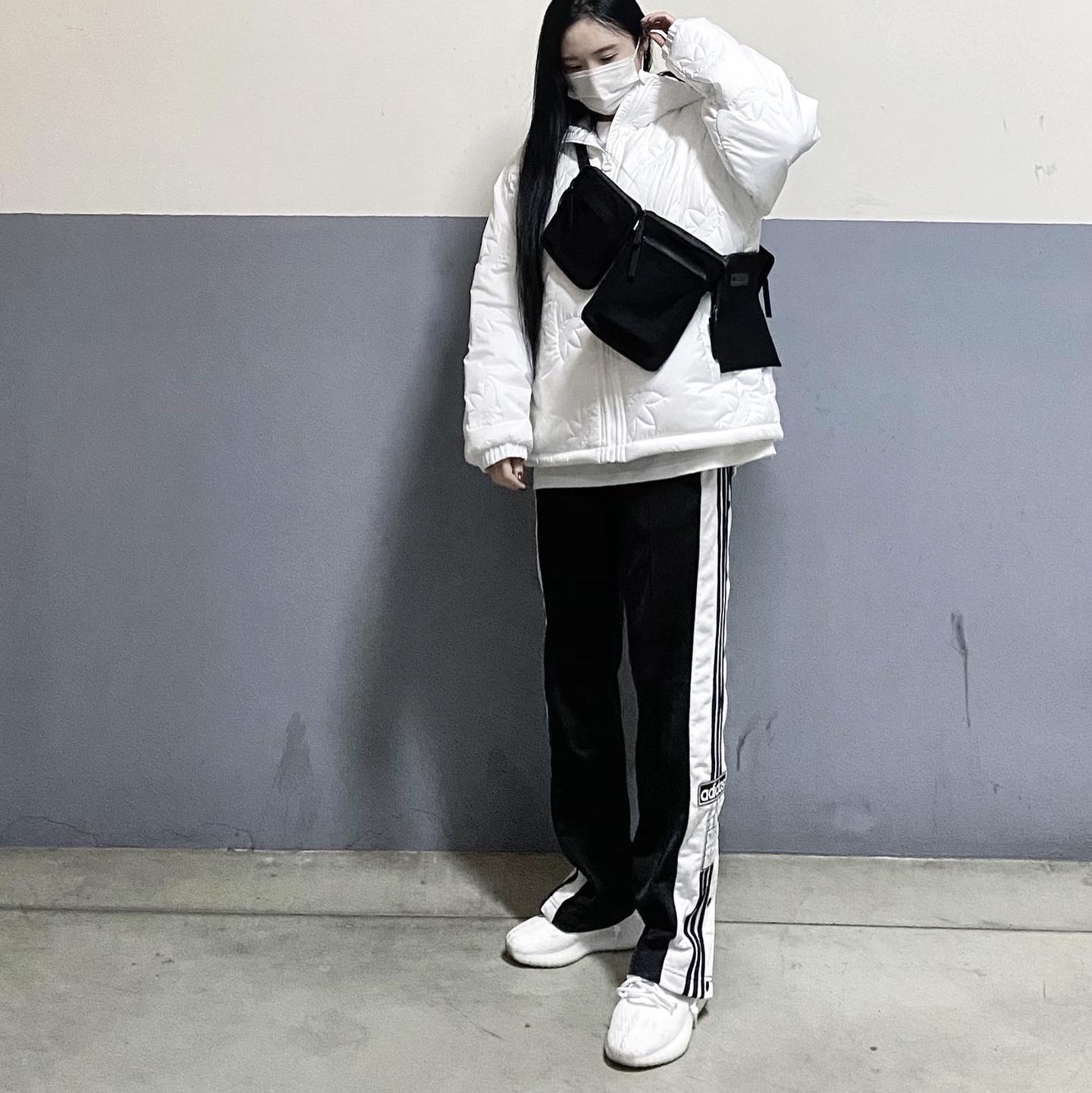 Adidas Yeezy Boost 350 V2 Cream/Triple White 착용 스타일 - 1