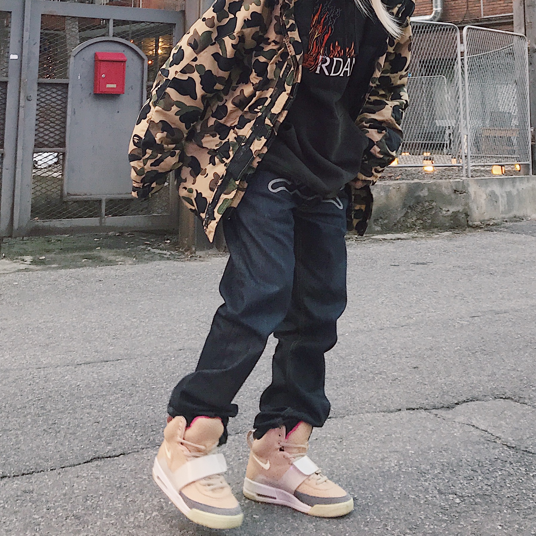 Nike Air Yeezy 1 Net Tan 착용 스타일 - 2