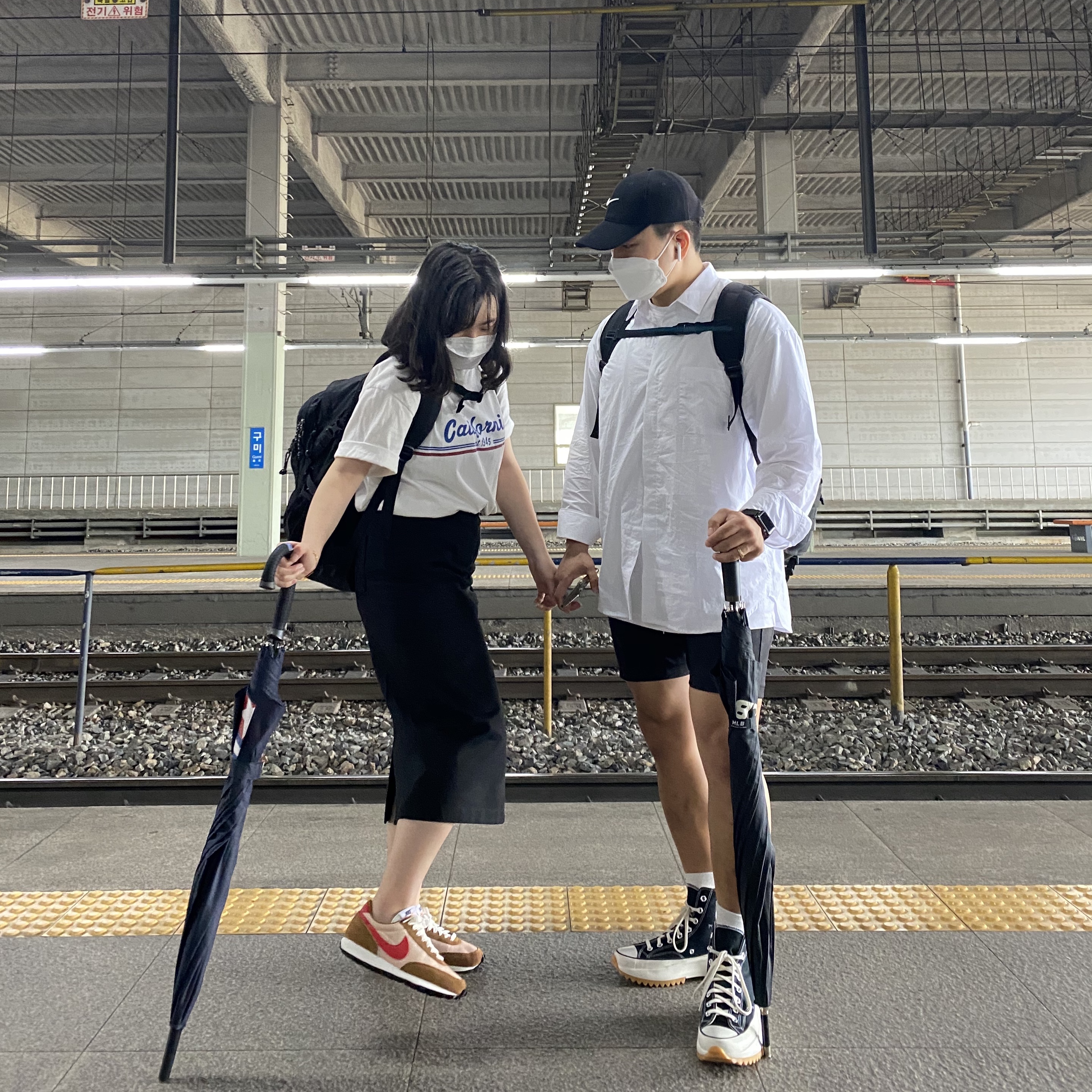 (W) Nike Daybreak Shimmer University Red, Converse x JW Anderson Run Star Hike Hi Black 착용 스타일