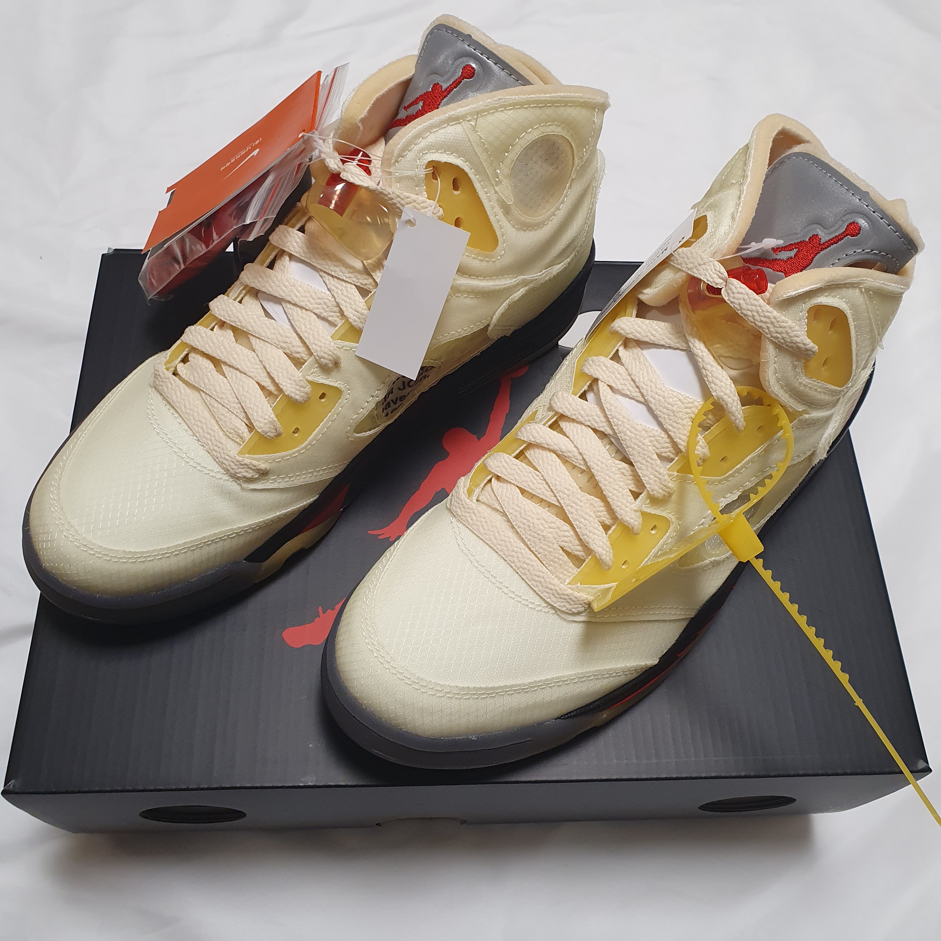 Jordan 5 x Off-White Retro SP Sail Fire Red 착용 스타일 - 2