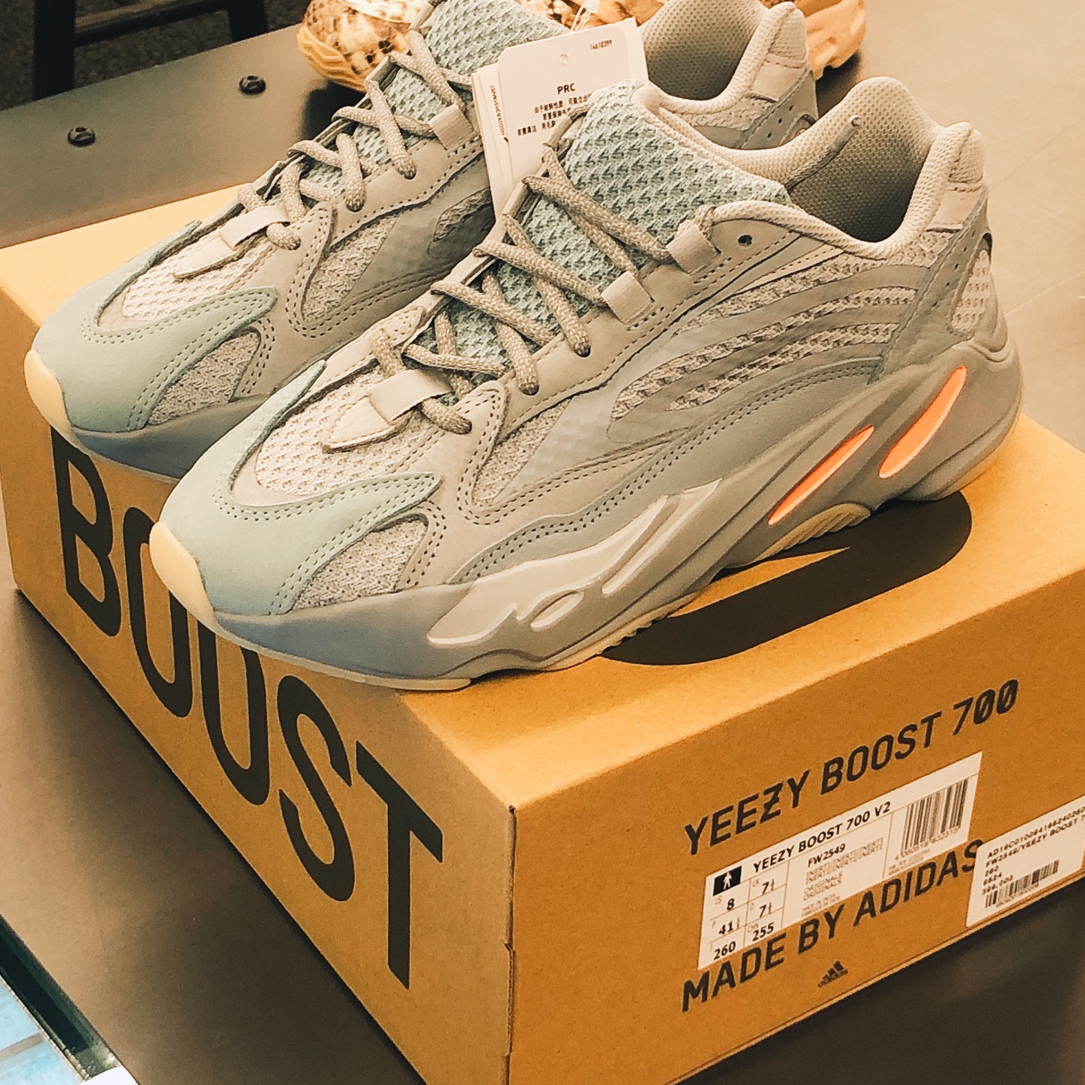 Adidas Yeezy Boost 700 V2 Inertia 착용 스타일