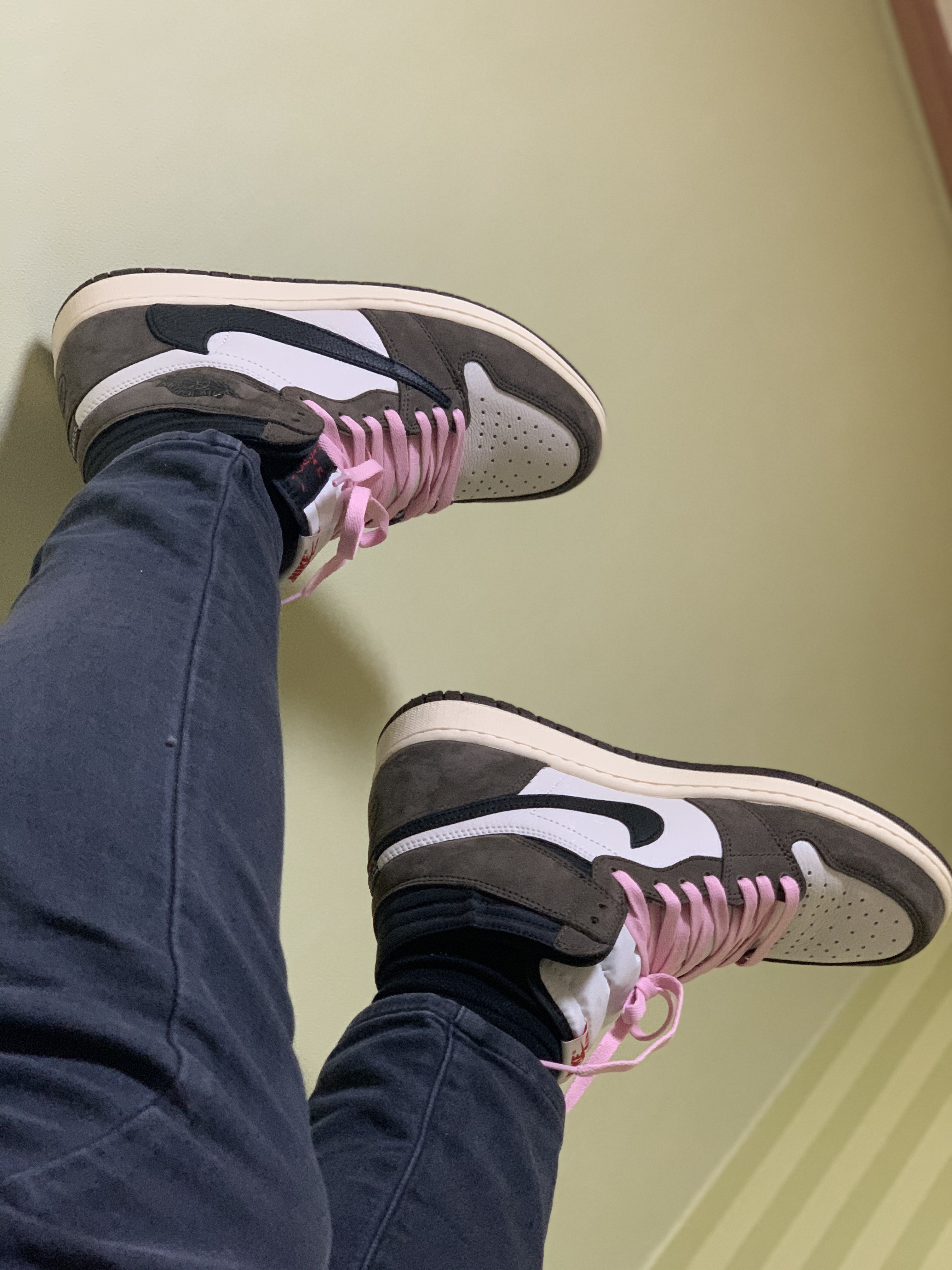 Jordan 1 x Travis Scott Retro High OG SP Mocha 착용 스타일 - 3