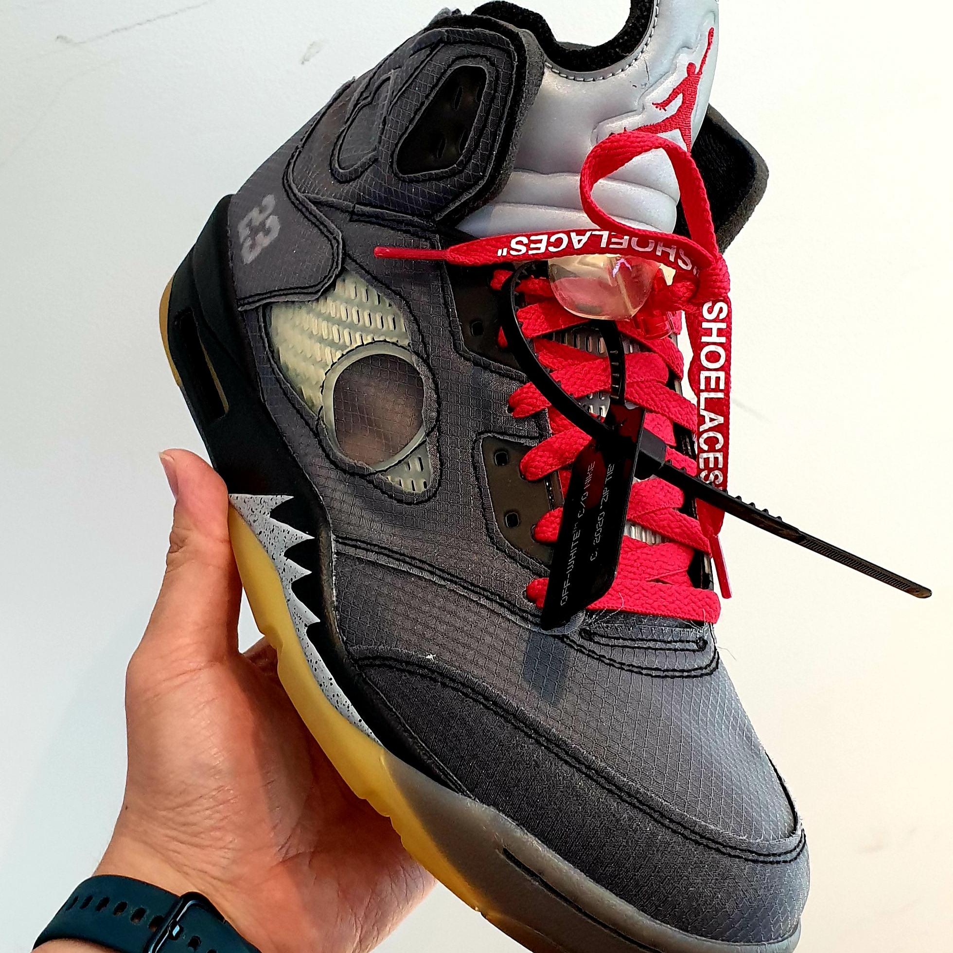 Jordan 5 x Off-White Retro SP Black Muslin 착용 스타일
