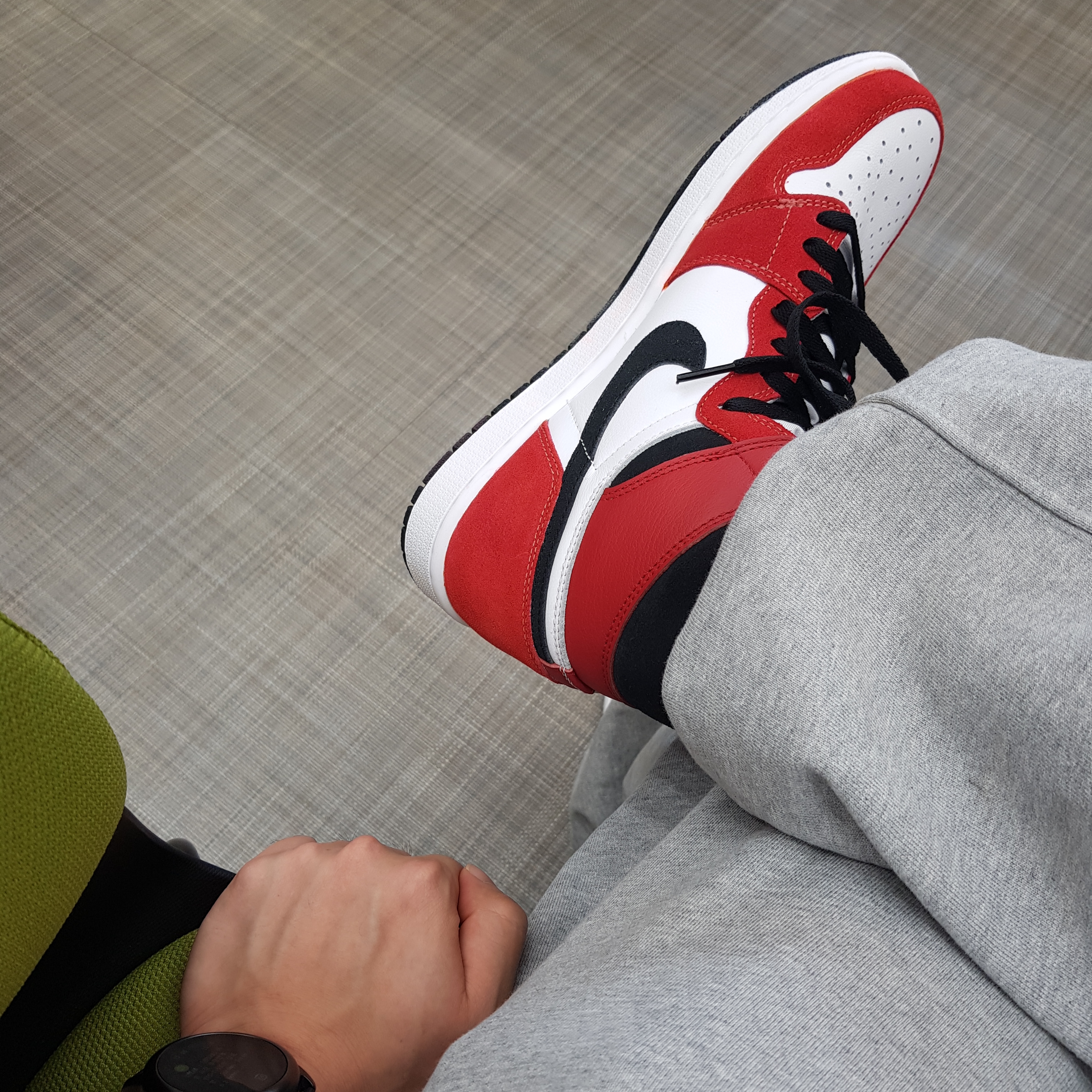 Jordan 1 Retro High OG Light Smoke Grey 착용 스타일 - 3