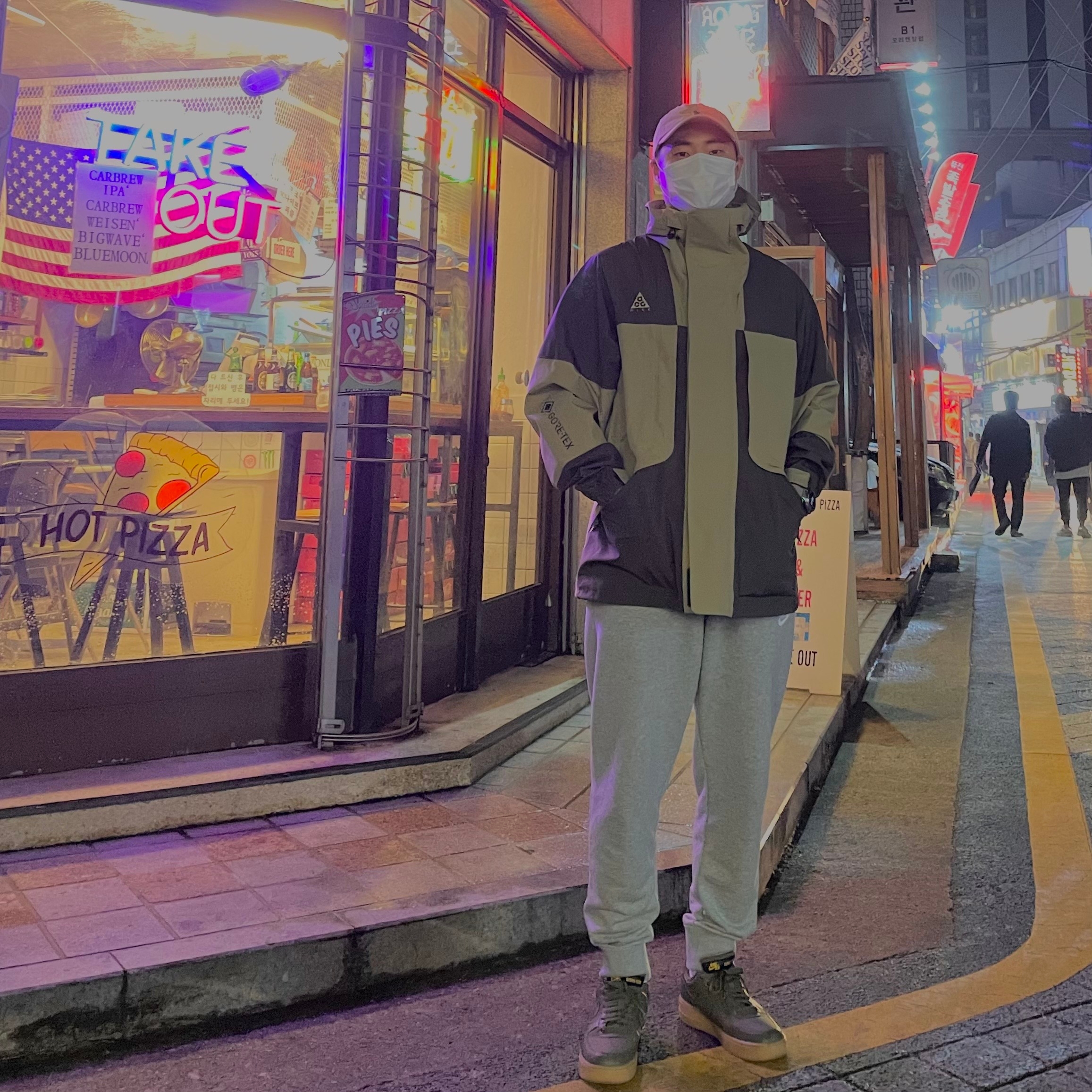 Nike Air Force 1 Low Gore-Tex Medium Olive Gold 착용 스타일