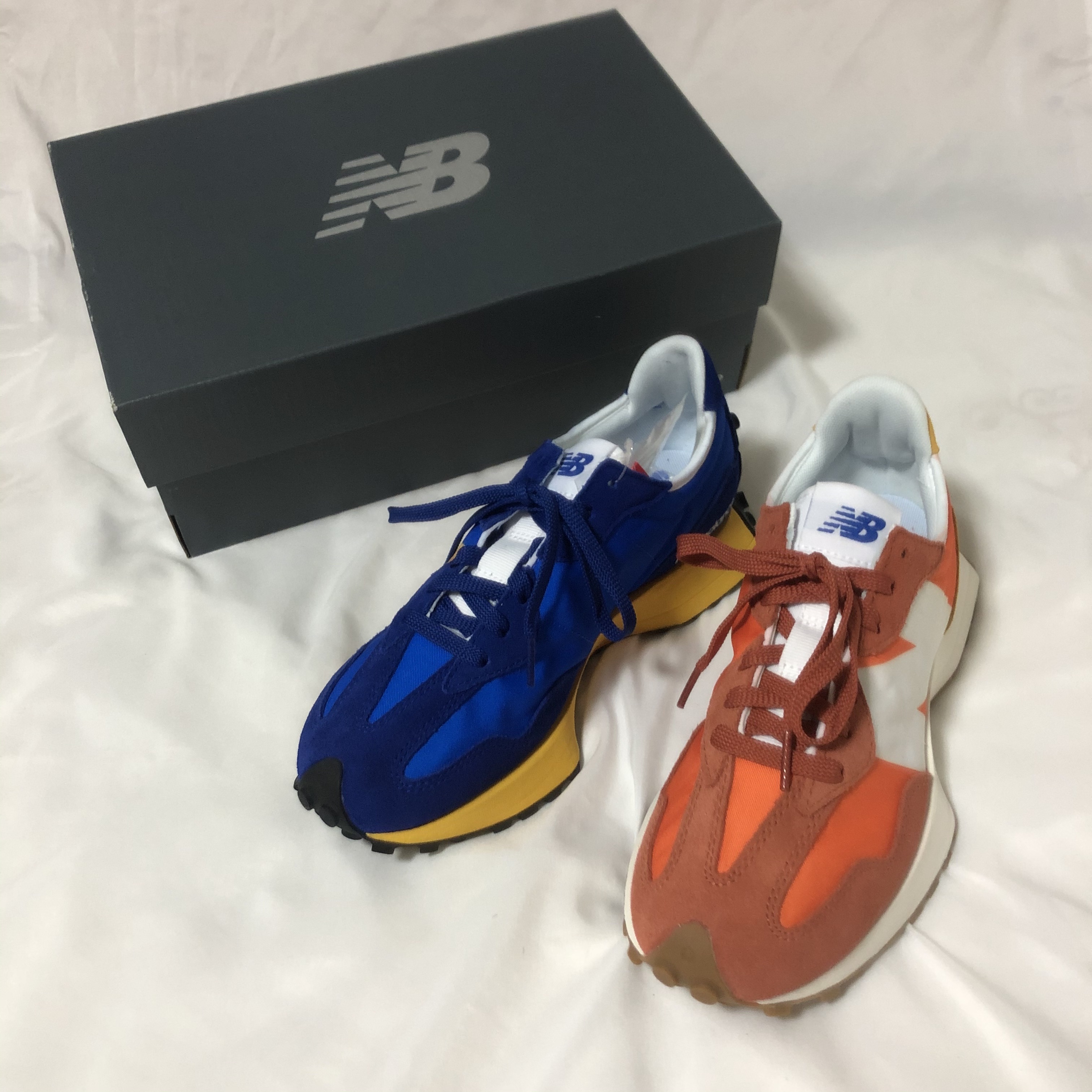 New Balance 327 Grey, New Balance 327 Orange 착용 스타일 - 2