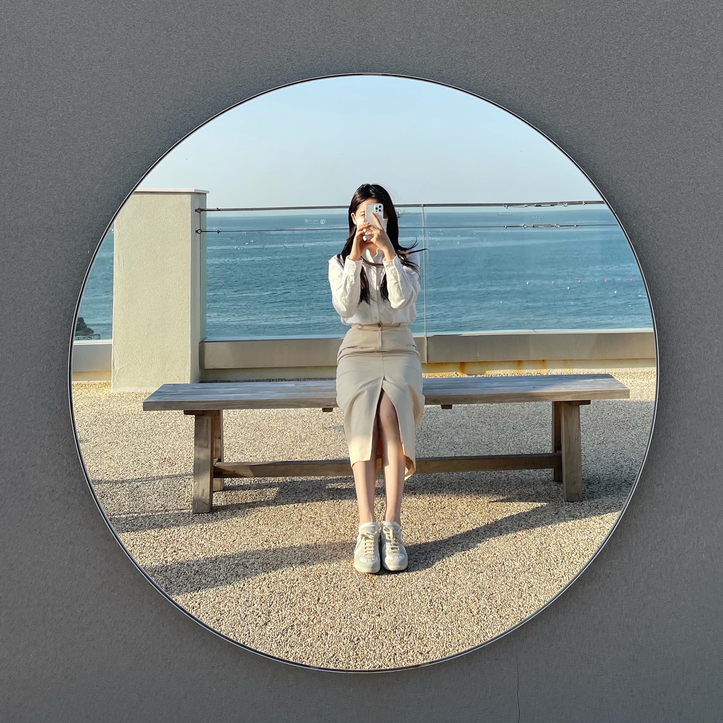 (W) Maison Margiela Replica Cut-Out Sneakers Light Grey 착용 스타일 - 3