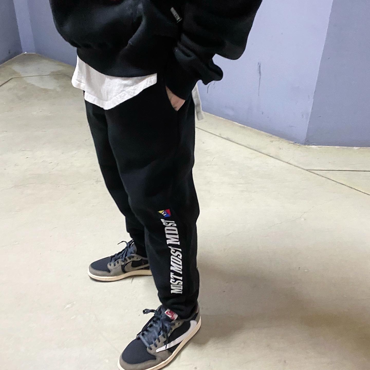 Jordan 1 x Travis Scott Retro Low OG SP Mocha 착용 스타일 - 3