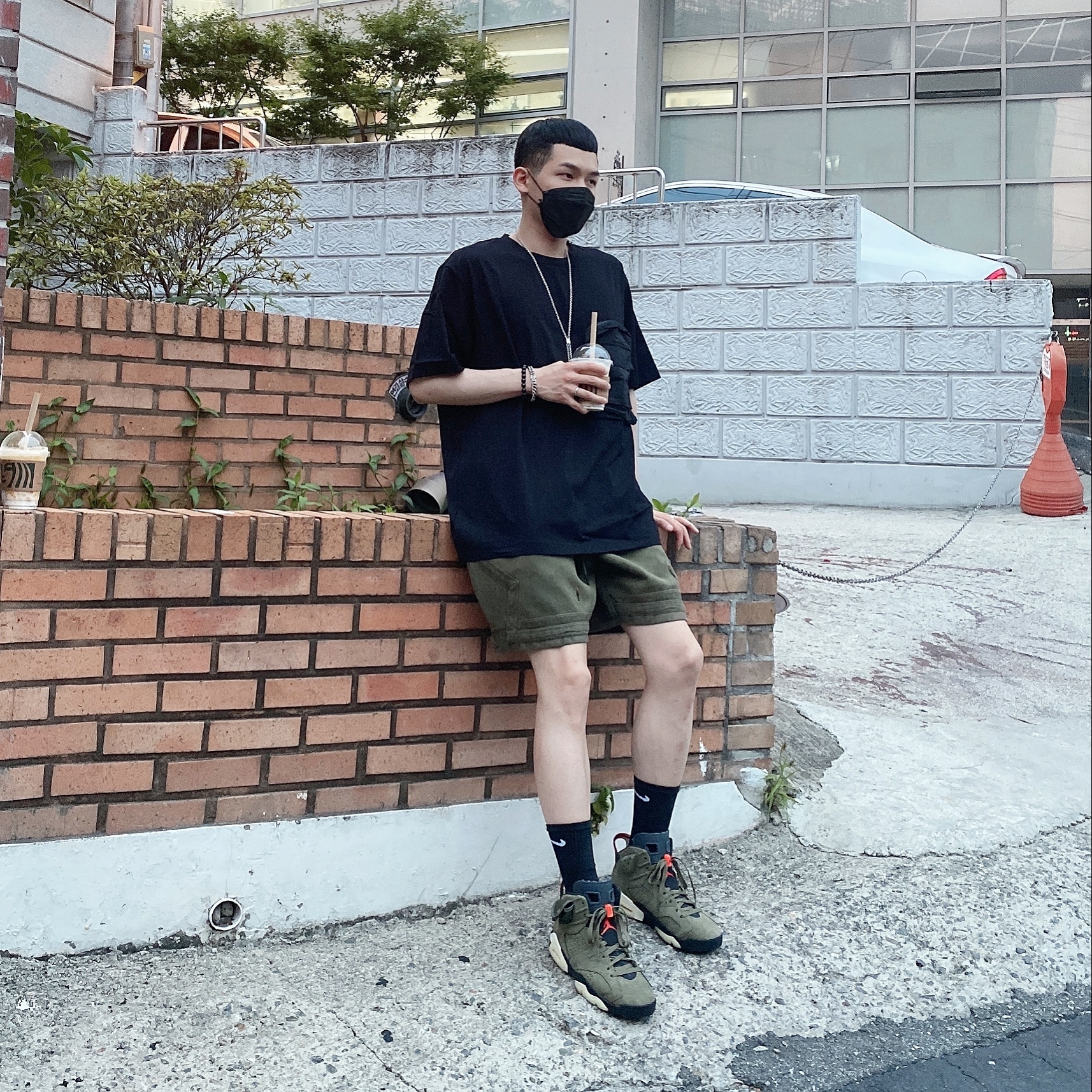 Jordan 6 x Travis Scott Retro Olive 착용 스타일