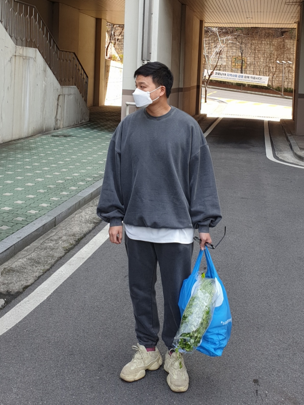 Adidas Yeezy 500 Super Moon Yellow 착용 스타일