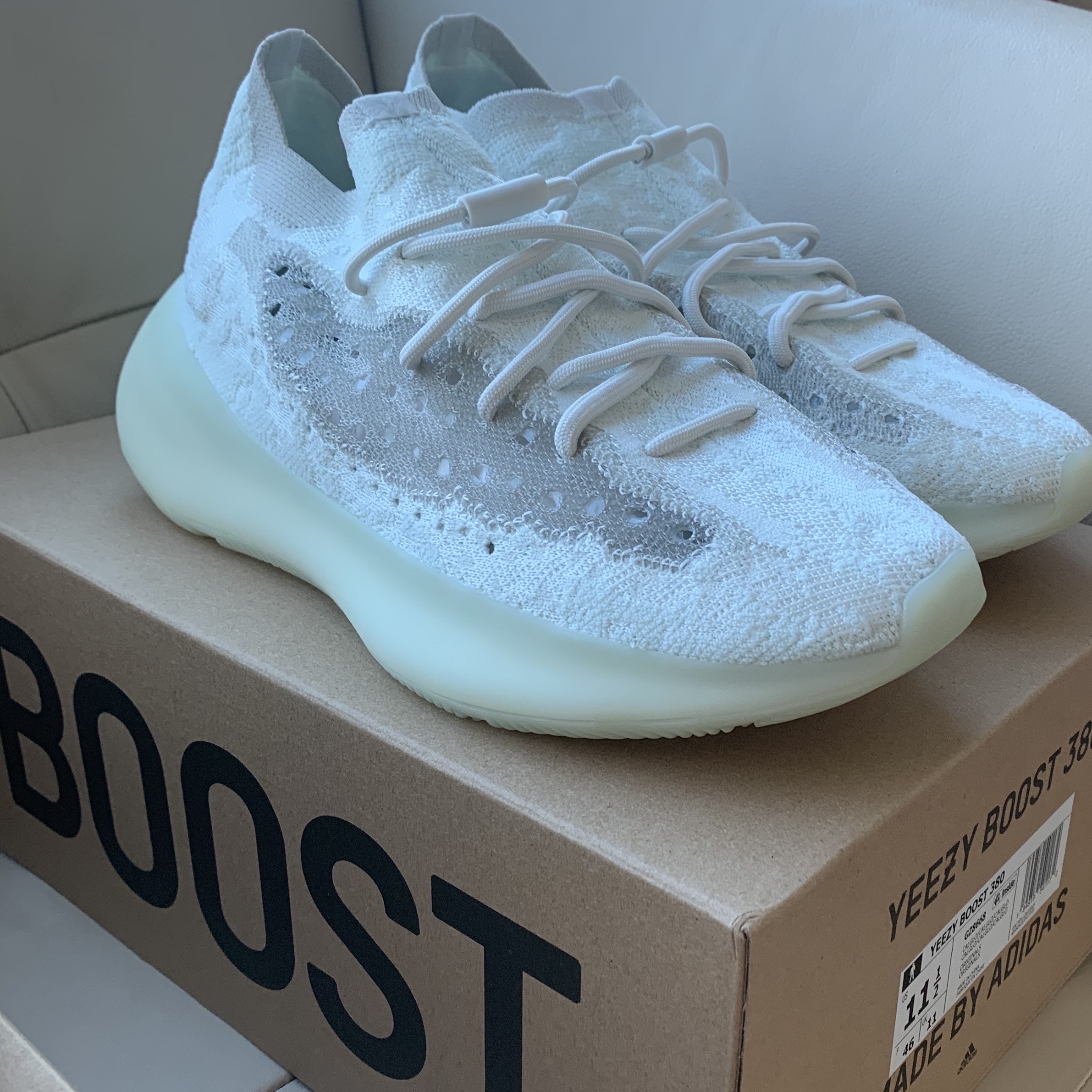 Adidas Yeezy Boost 350 V2 Natural, Adidas Yeezy Boost 380 Calcite Glow 착용 스타일 - 2