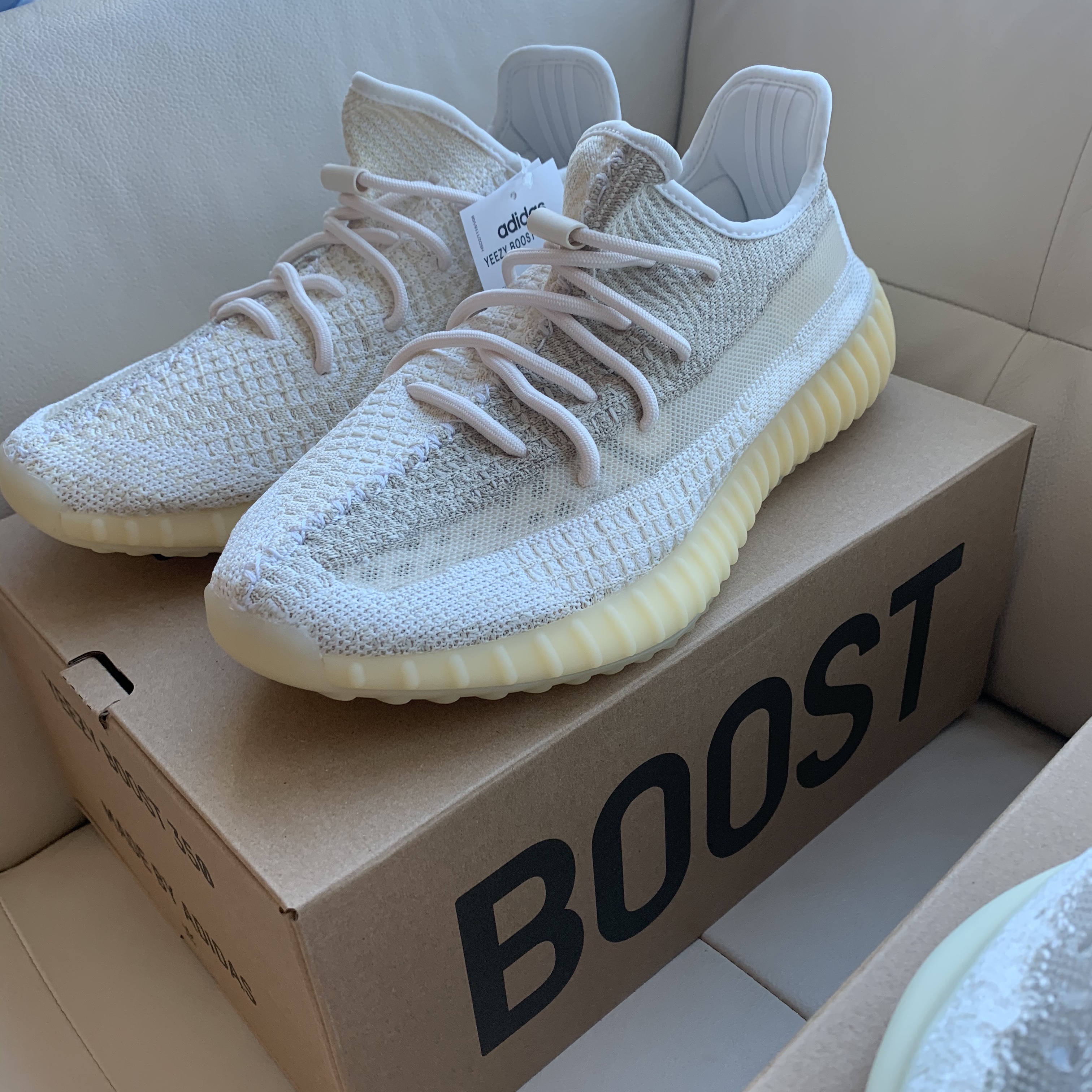 Adidas Yeezy Boost 350 V2 Natural, Adidas Yeezy Boost 380 Calcite Glow 착용 스타일 - 1