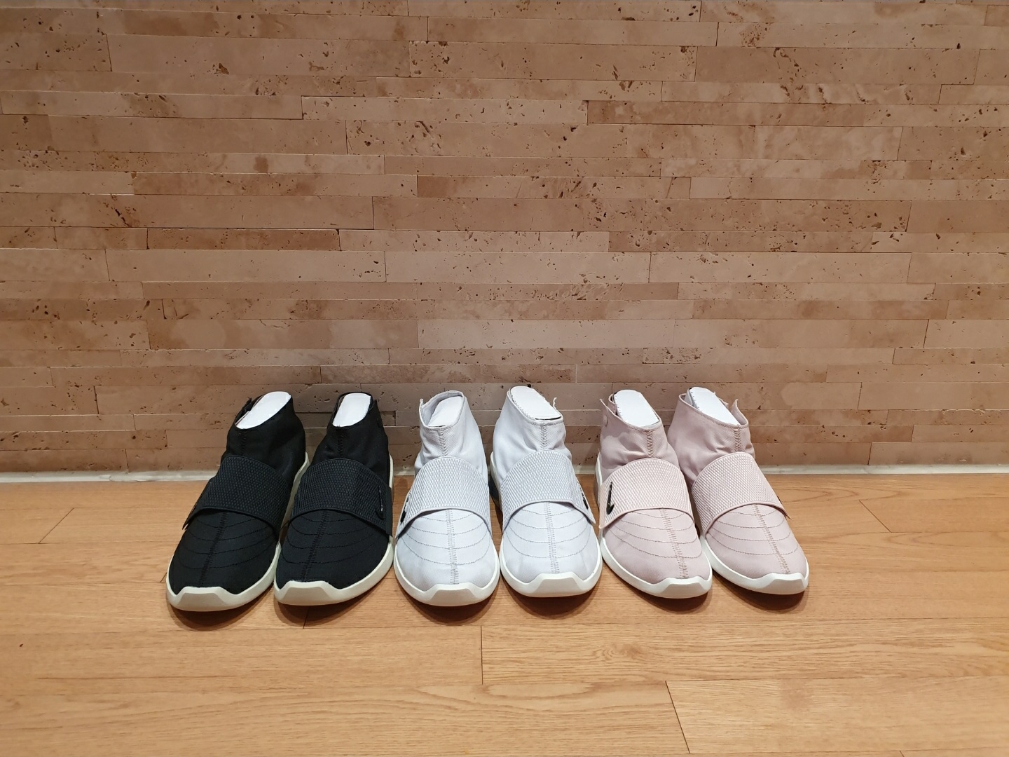 Nike x Fear of God Air Fear of God Moccasin Particle Beige, Nike x Fear of God Air Fear of God Moccasin Black 착용 스타일
