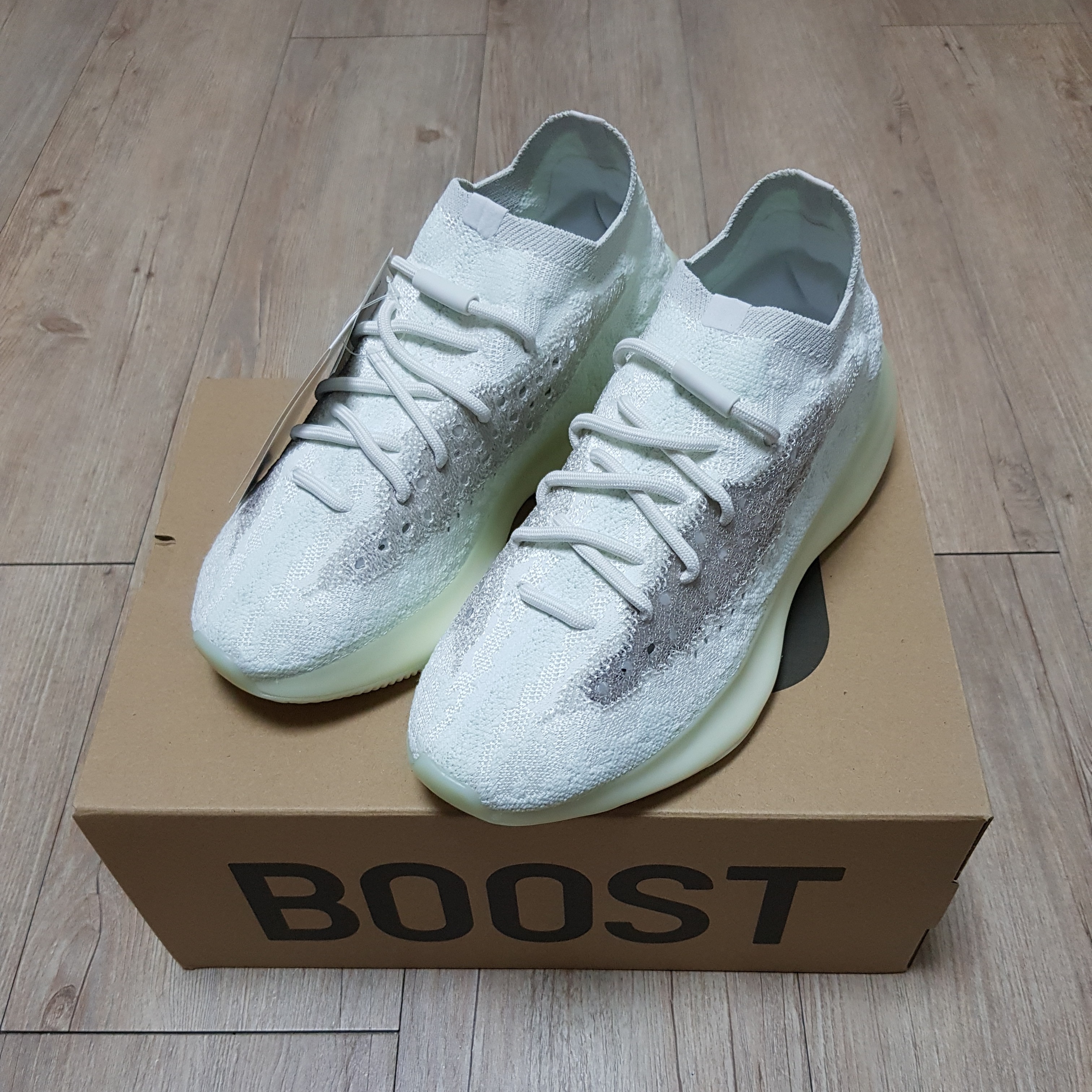 Adidas Yeezy Boost 380 Calcite Glow 착용 스타일 - 2