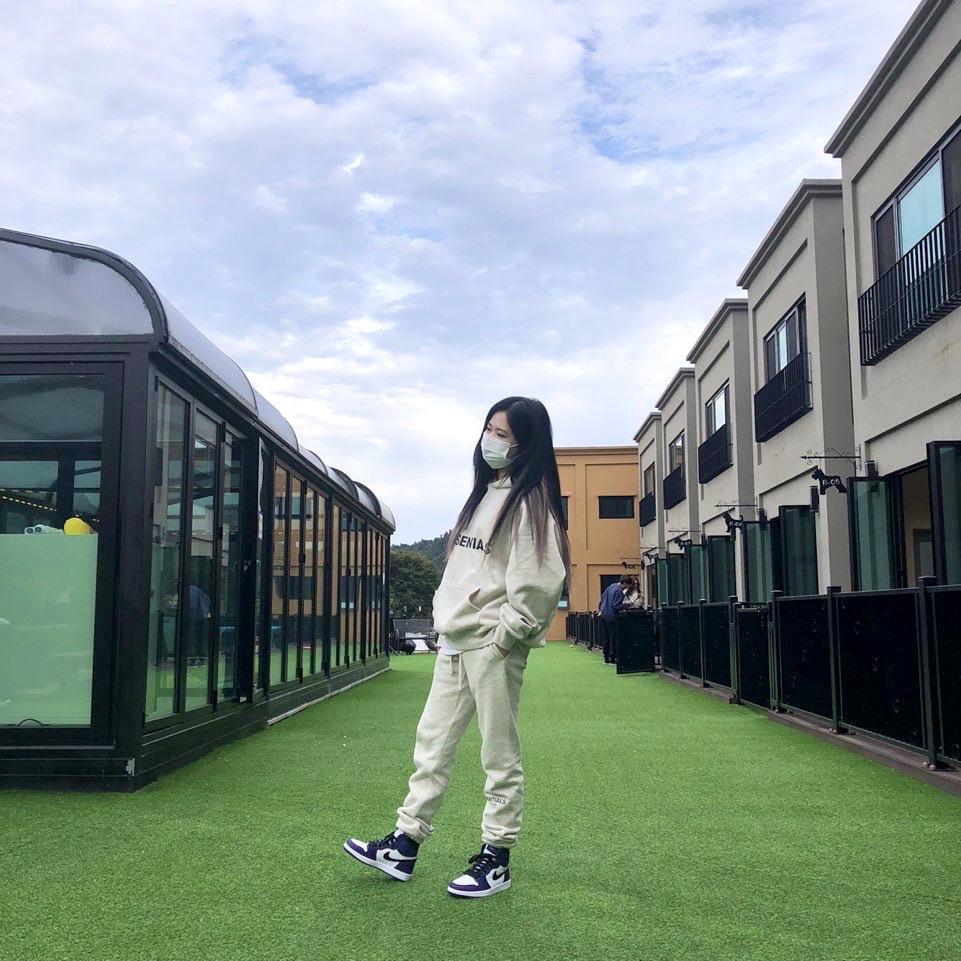 Jordan 1 Retro High OG Court Purple 2020, Essentials Sweatpants Heather Oatmeal - 20FW 착용 스타일
