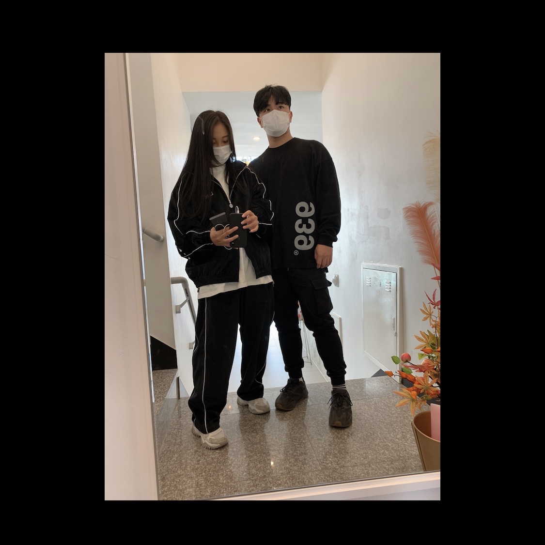 Adidas Yeezy Boost 700 Utility Black 착용 스타일