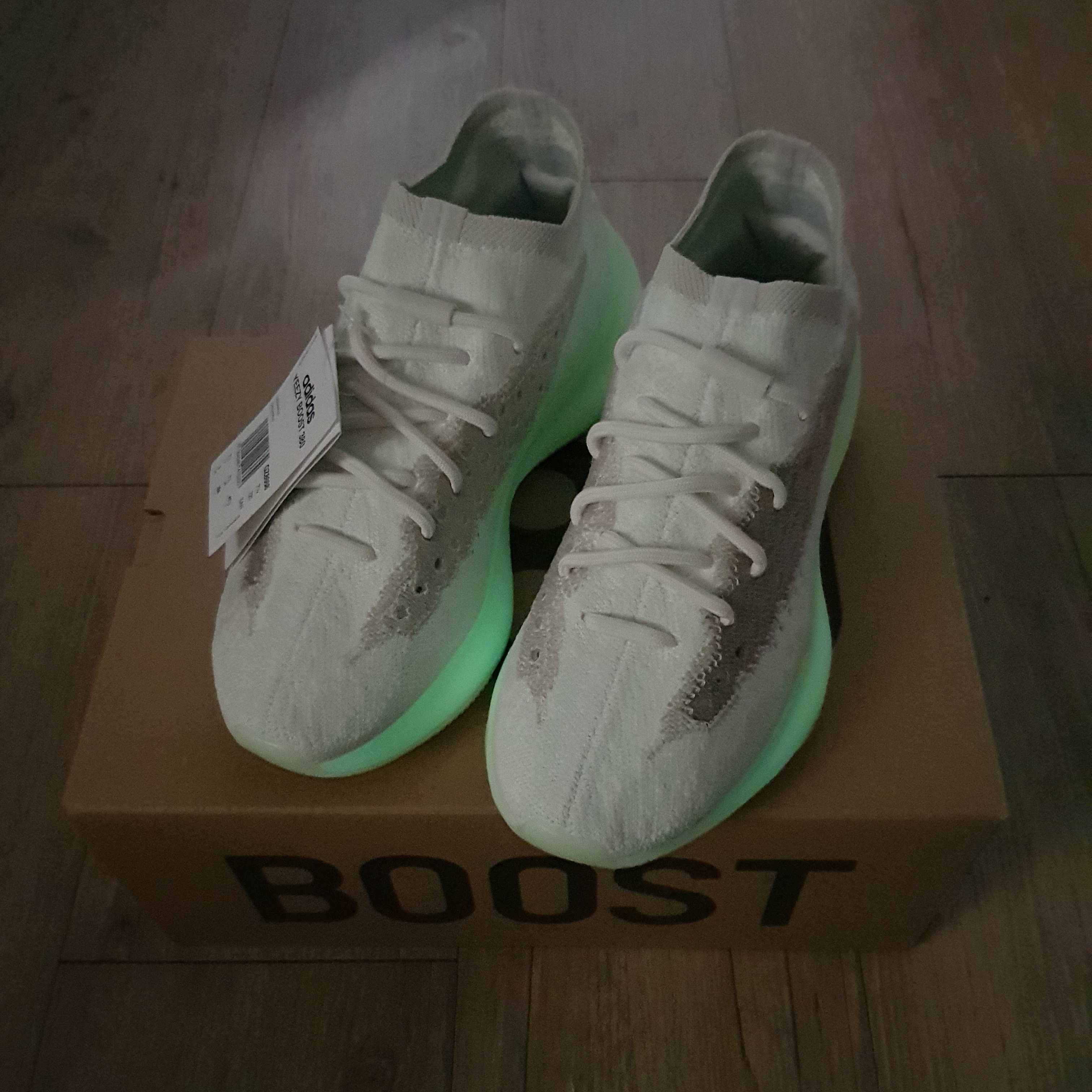 Adidas Yeezy Boost 380 Calcite Glow 착용 스타일 - 1