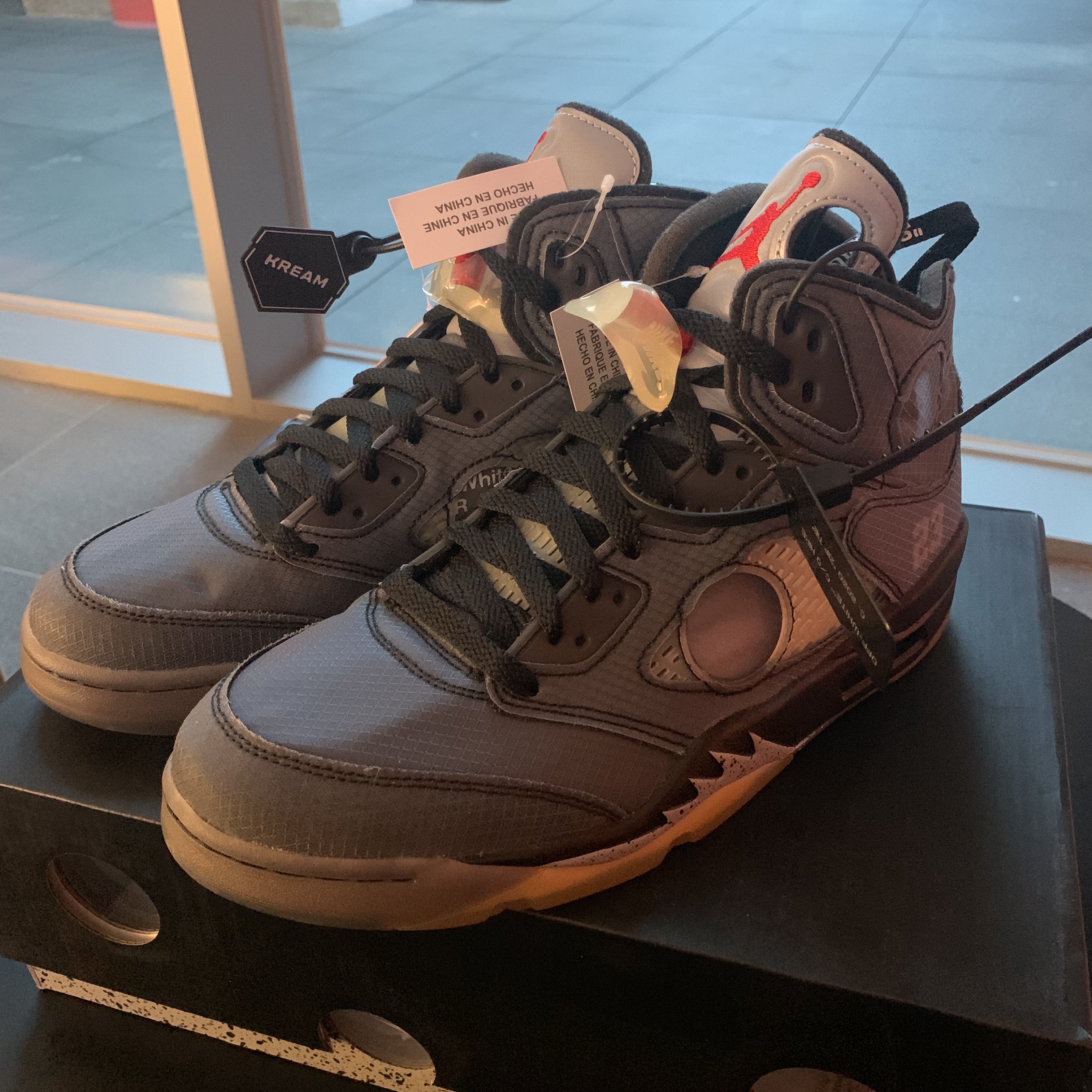 Jordan 5 x Off-White Retro SP Black Muslin 착용 스타일