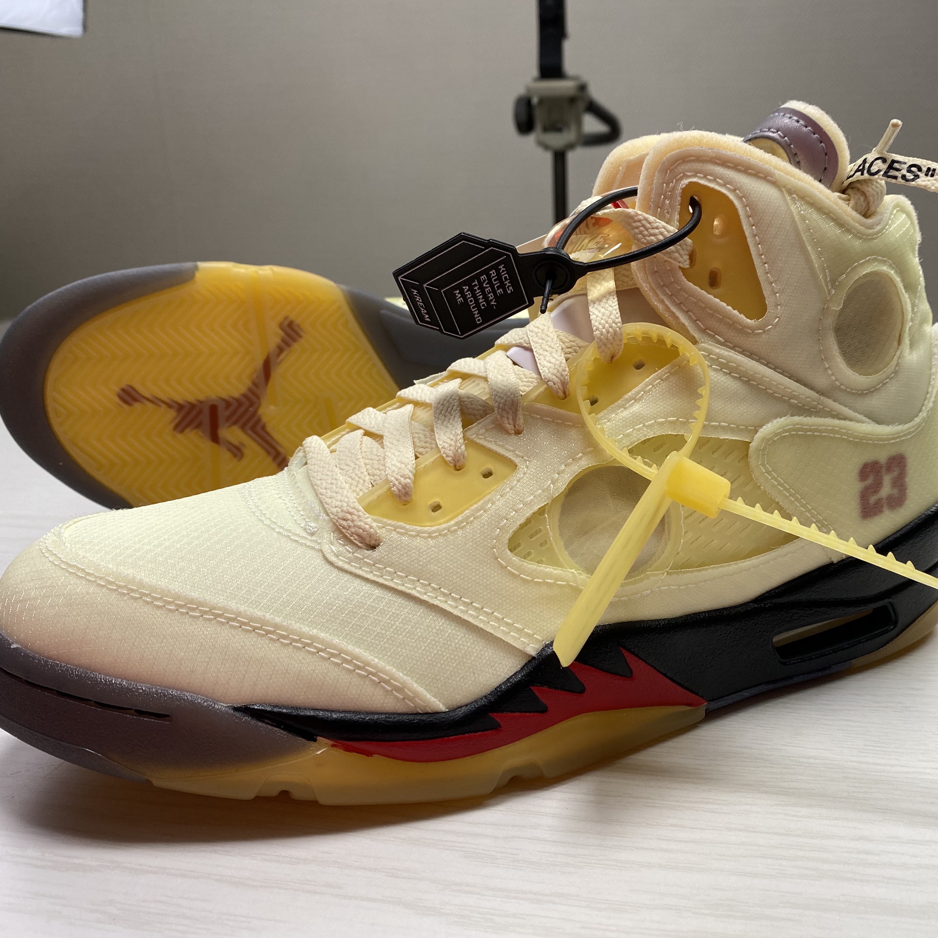 Jordan 5 x Off-White Retro SP Sail Fire Red 착용 스타일