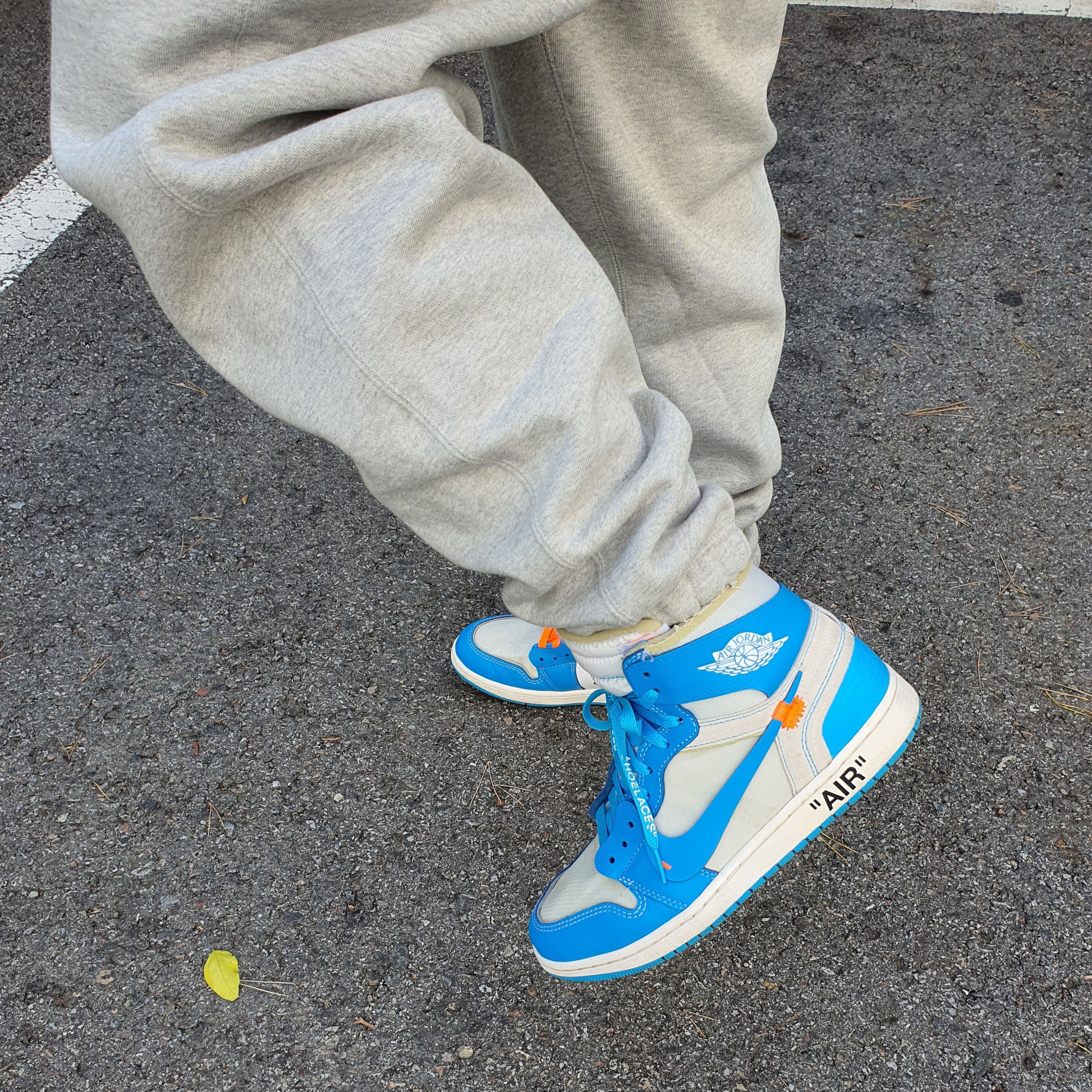 Jordan 1 x Off-White Retro High University Blue 착용 스타일 - 2