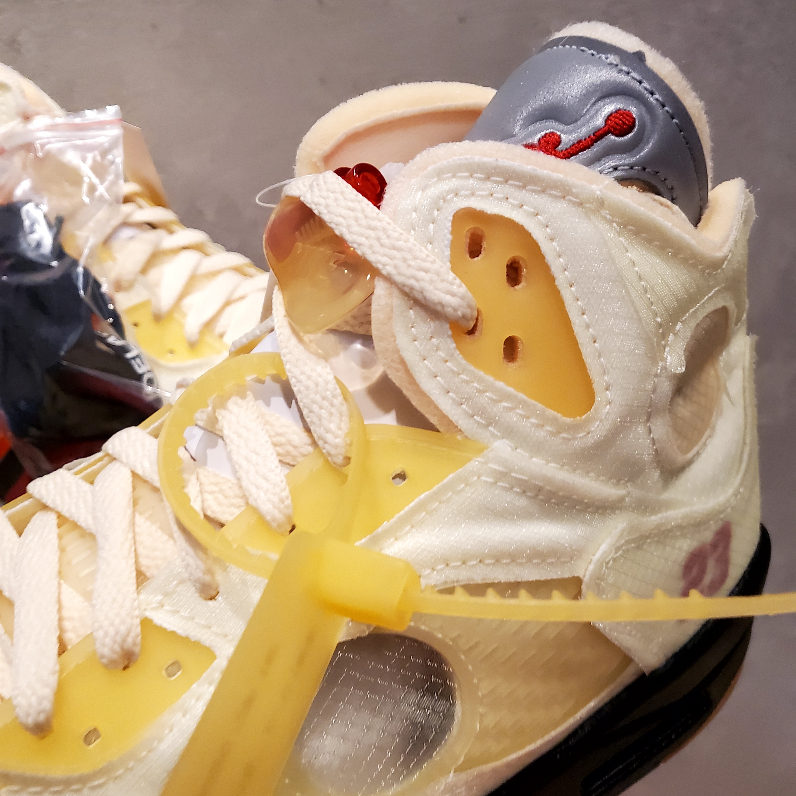 Jordan 5 x Off-White Retro SP Sail Fire Red 착용 스타일 - 2