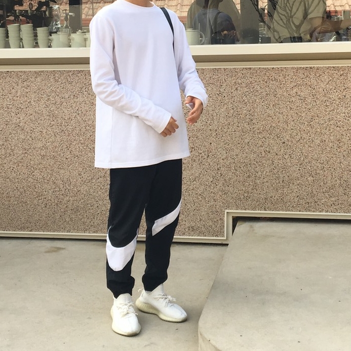 Adidas Yeezy Boost 350 V2 Cream/Triple White 착용 스타일