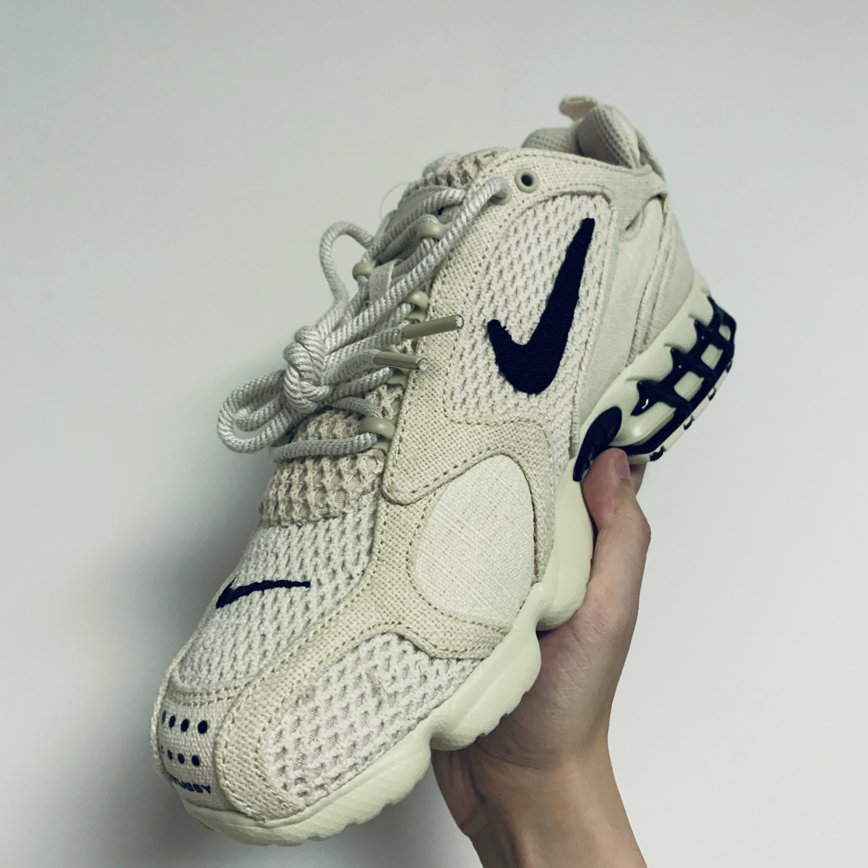 Nike x Stussy Air Zoom Spiridon Cage 2 Fossil 착용 스타일 - 1