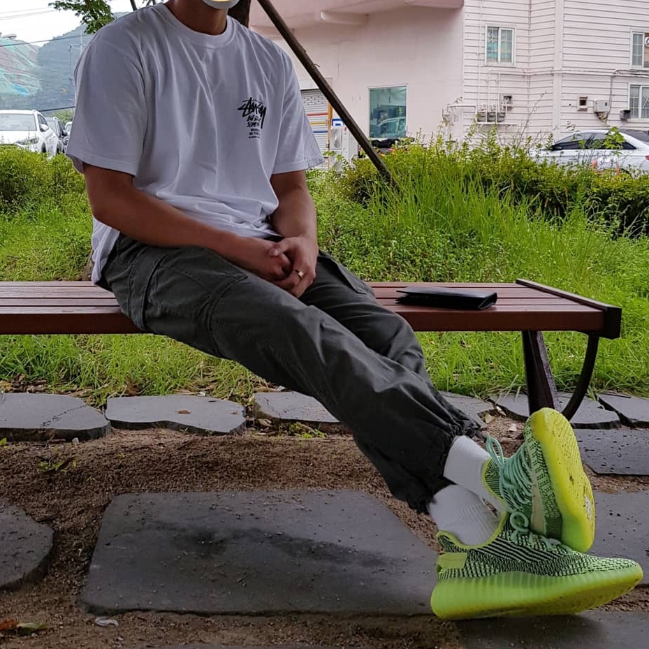 Adidas Yeezy Boost 350 V2 Yeezreel - Non-Reflective 착용 스타일