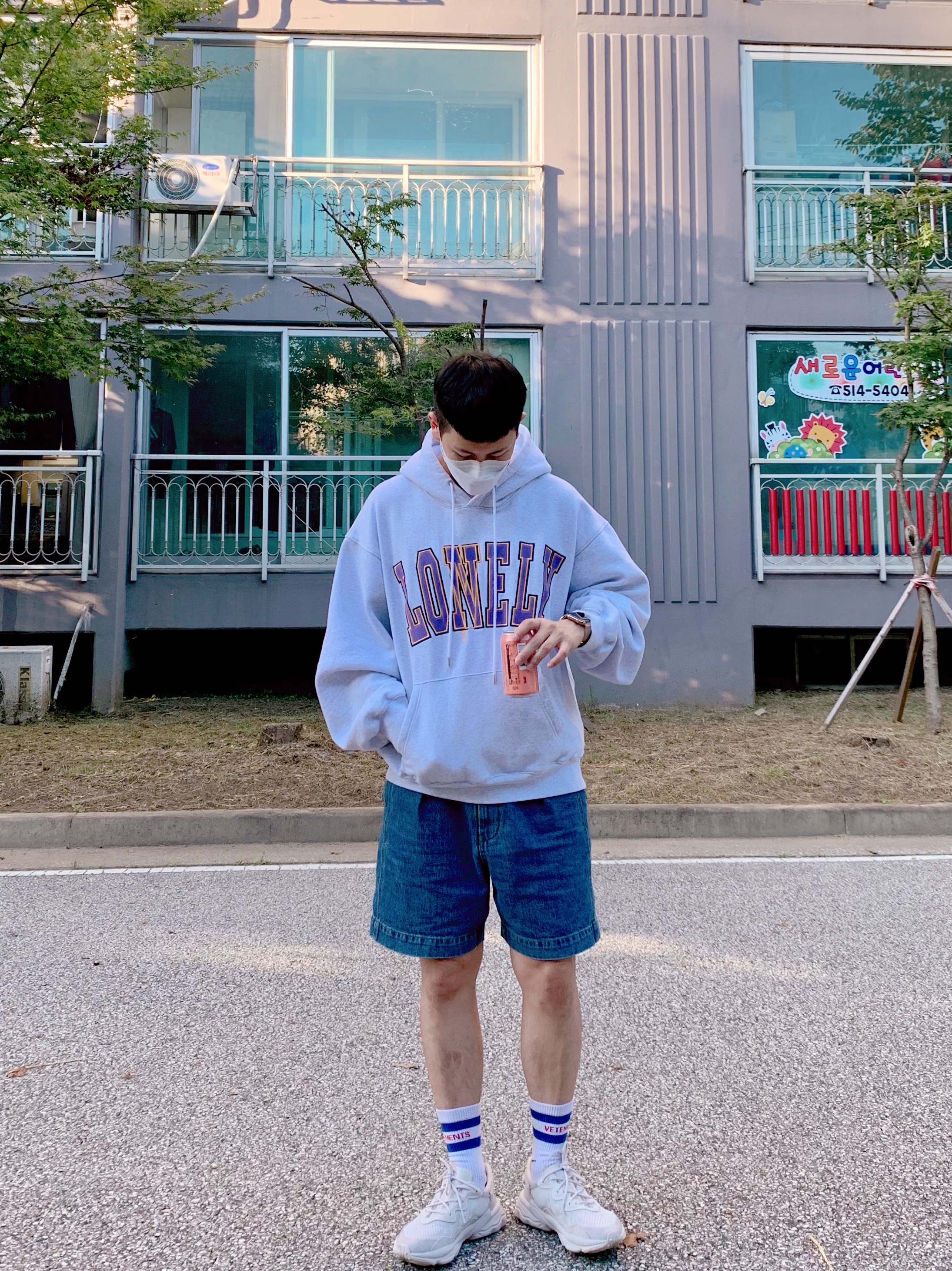Adidas Ozweego Chalk Pearl 착용 스타일