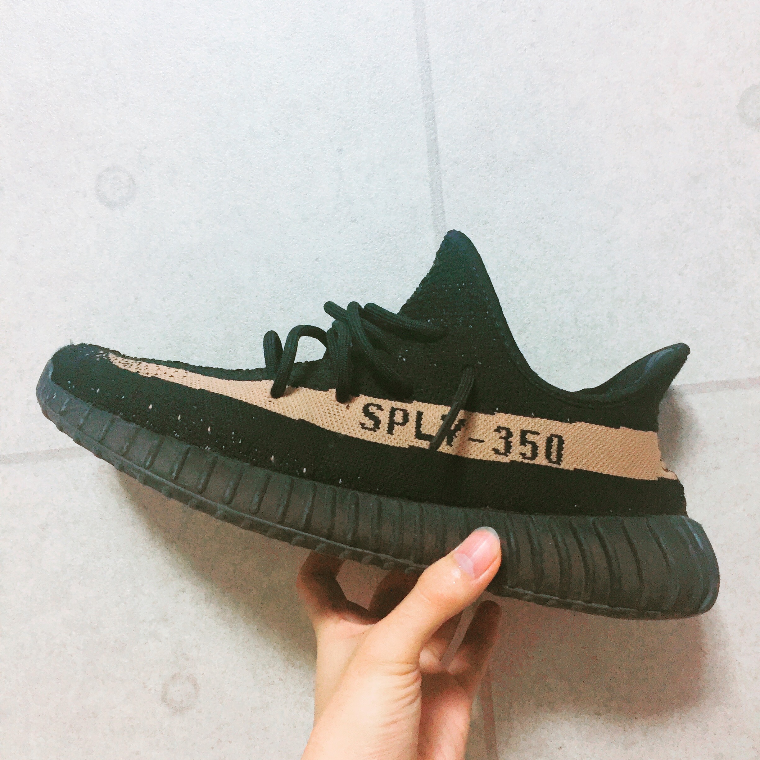 Adidas Yeezy Boost 350 V2 Core Black Copper 착용 스타일