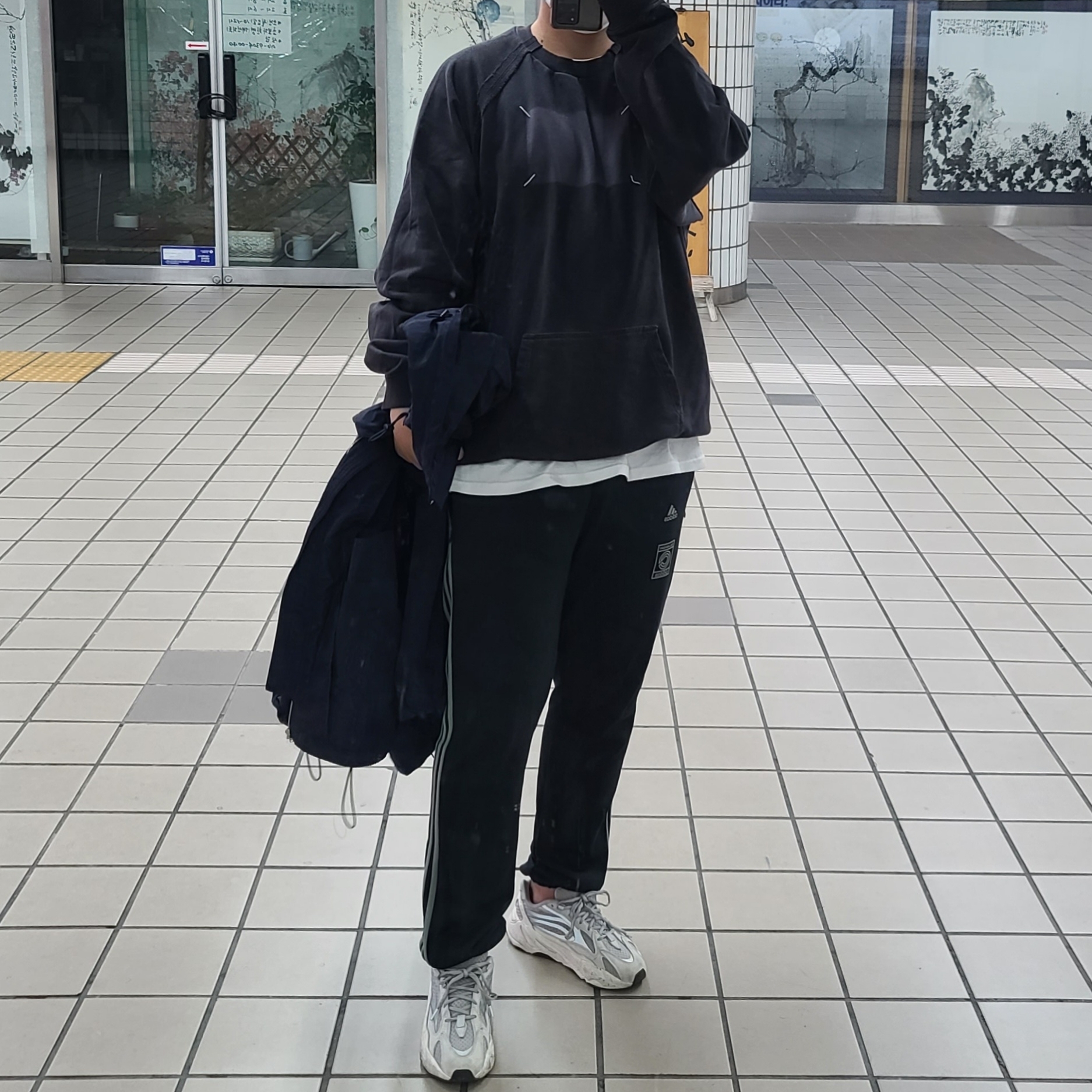 Adidas Yeezy Boost 700 V2 Static 2018 착용 스타일 - 1