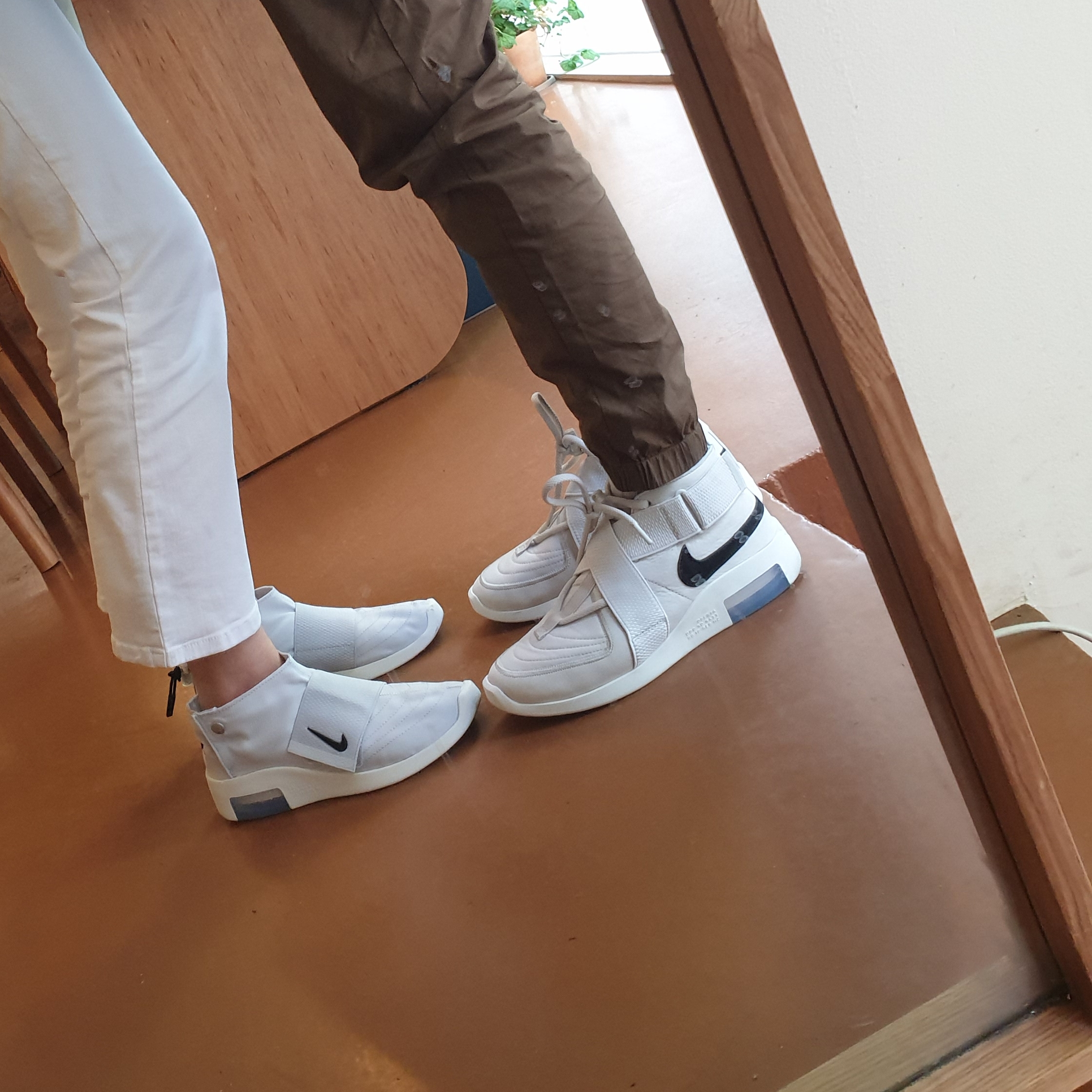 Nike x Fear of God Air Fear of God Raid Light Bone, Nike x Fear of God Air Fear of God Moccasin Pure Platinum 착용 스타일