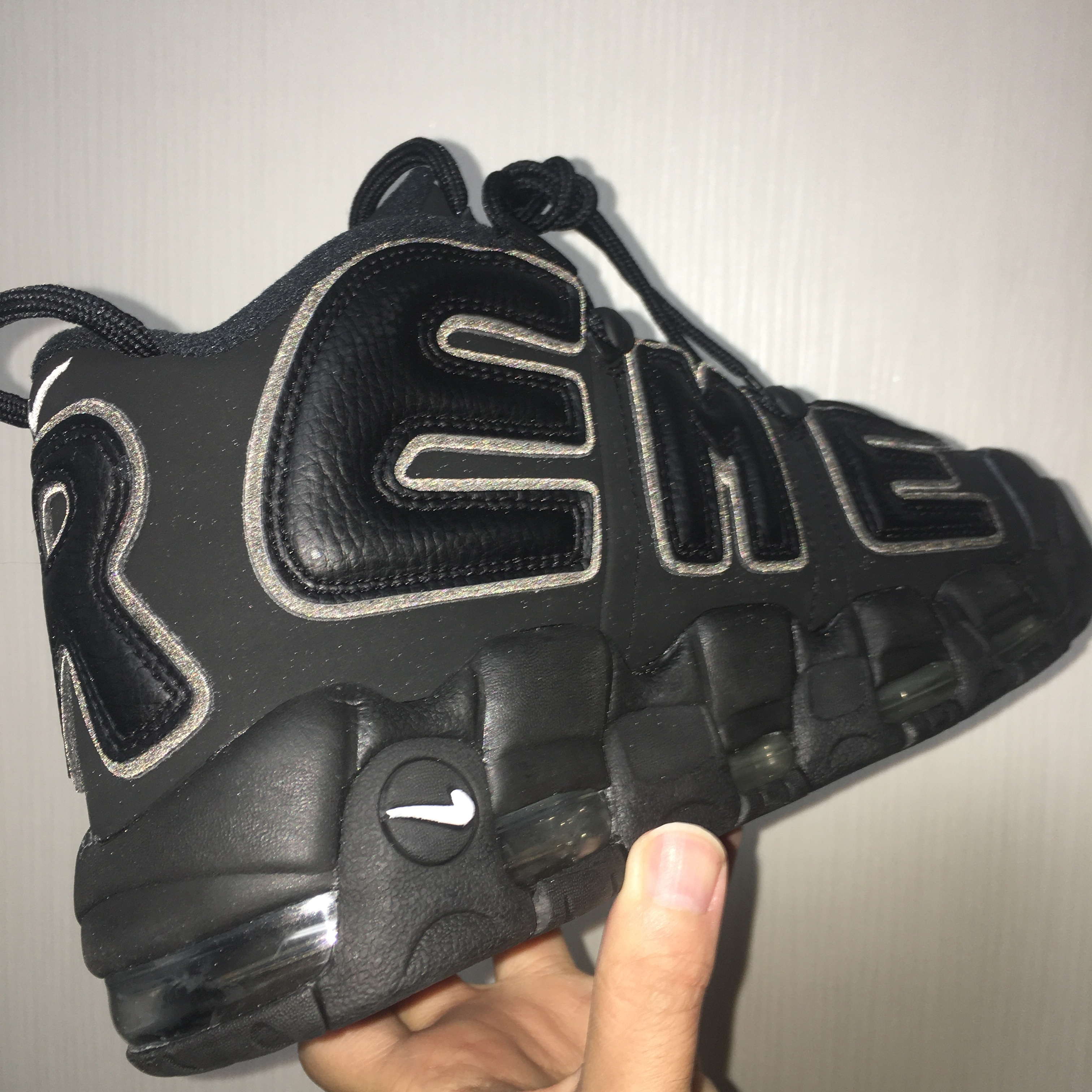 Nike x Supreme Air More Uptempo Suptempo Black 착용 스타일 - 1