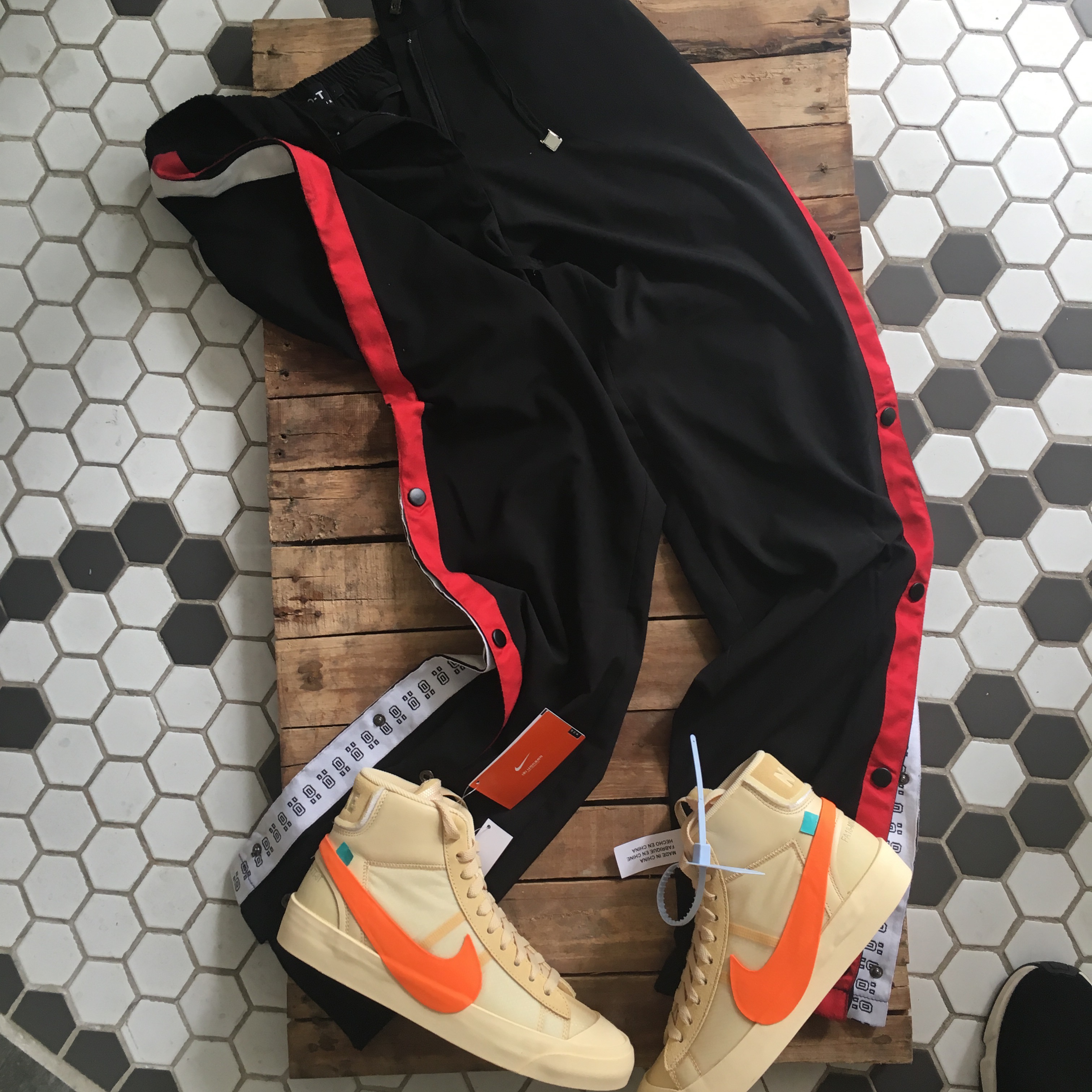 Jordan 1 x Off-White Retro High University Blue, Nike x Off-White Blazer Mid Off-White All Hallow's Eve 착용 스타일 - 2