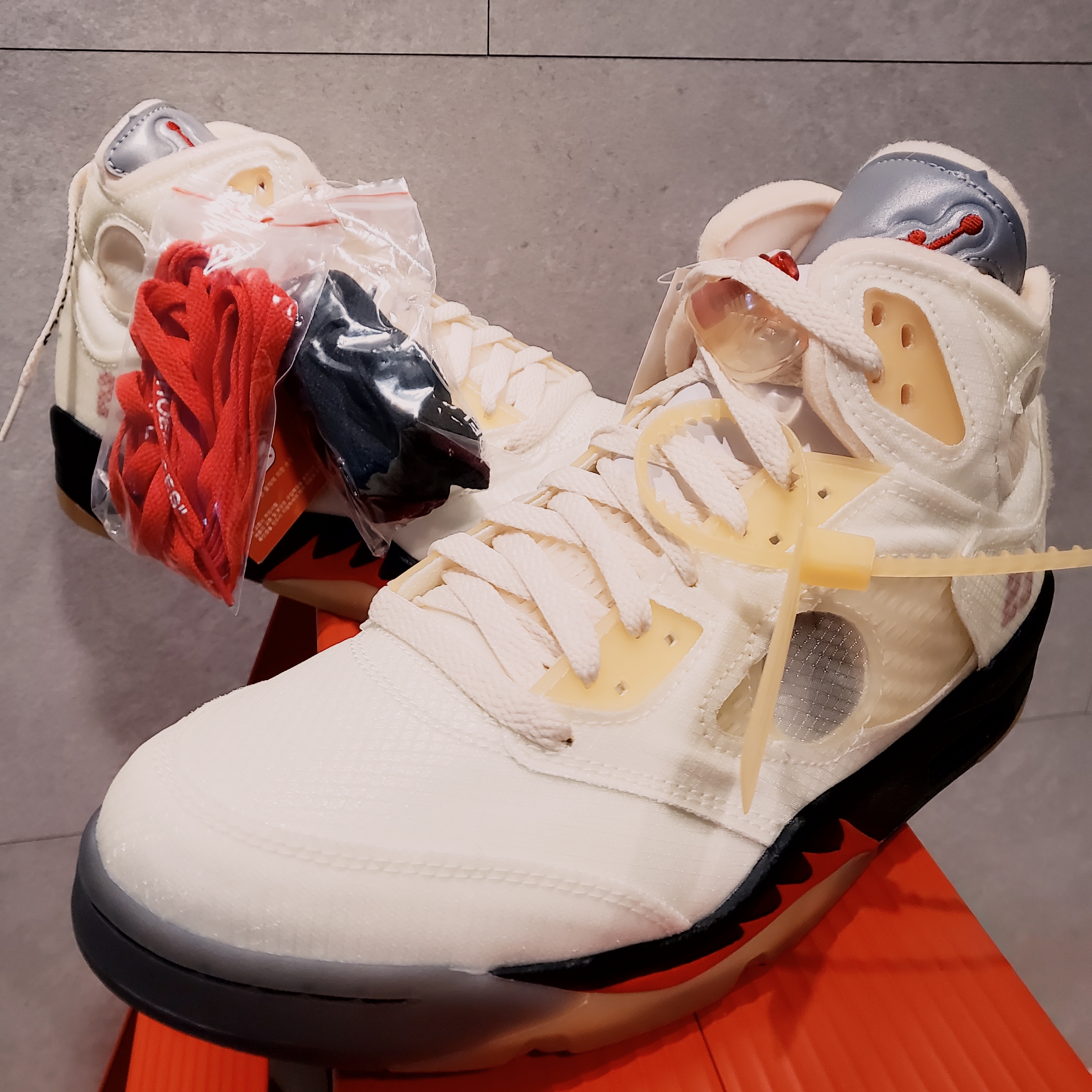 Jordan 5 x Off-White Retro SP Sail Fire Red 착용 스타일 - 4