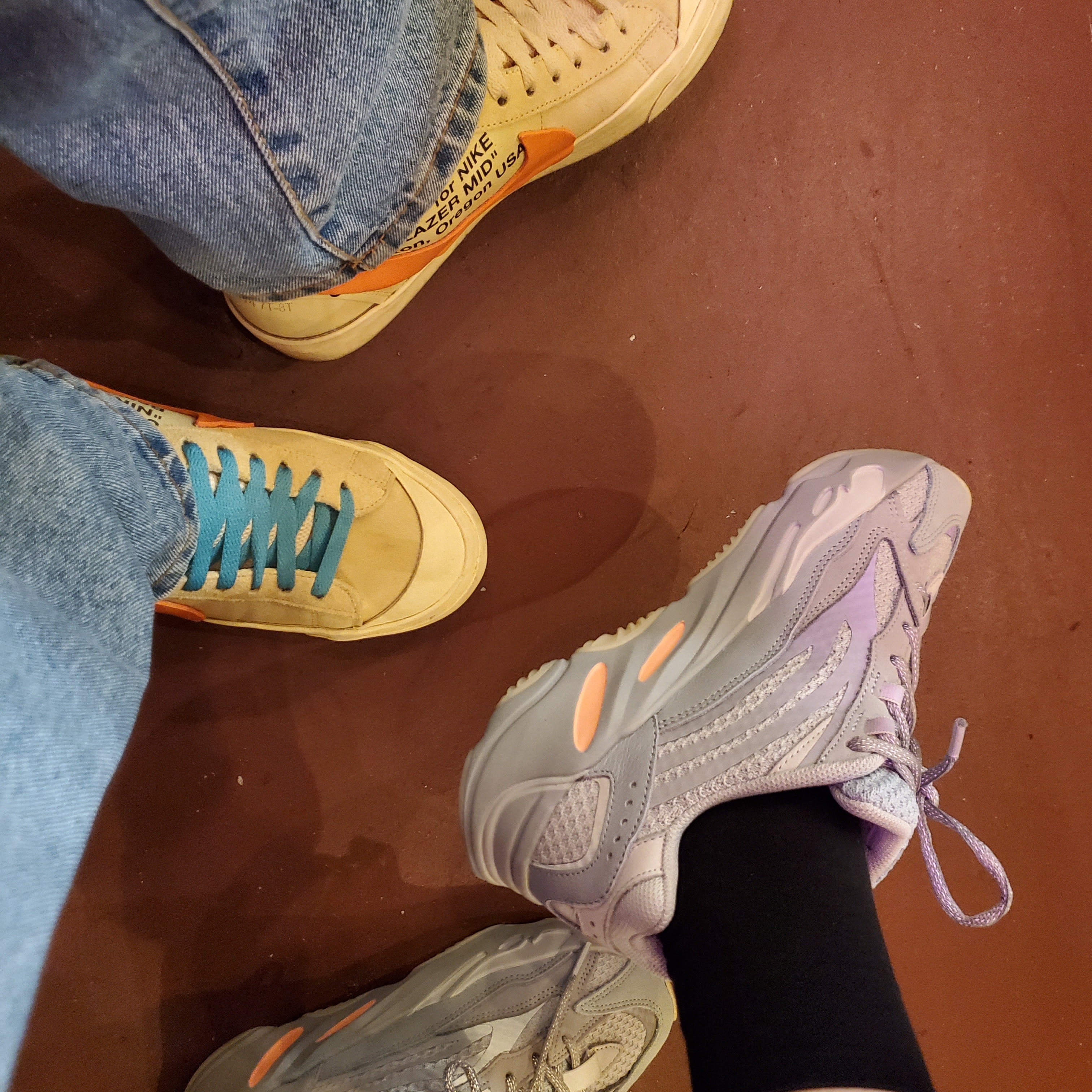 Nike x Off-White Blazer Mid Off-White All Hallow's Eve, Adidas Yeezy Boost 700 V2 Inertia 착용 스타일