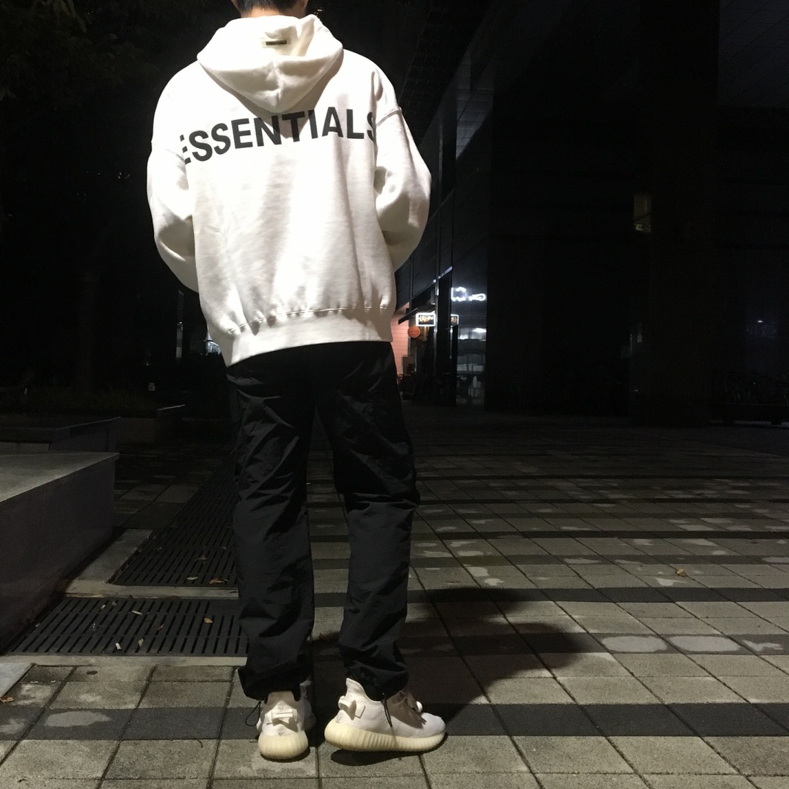 Adidas Yeezy Boost 350 V2 Cream/Triple White 착용 스타일