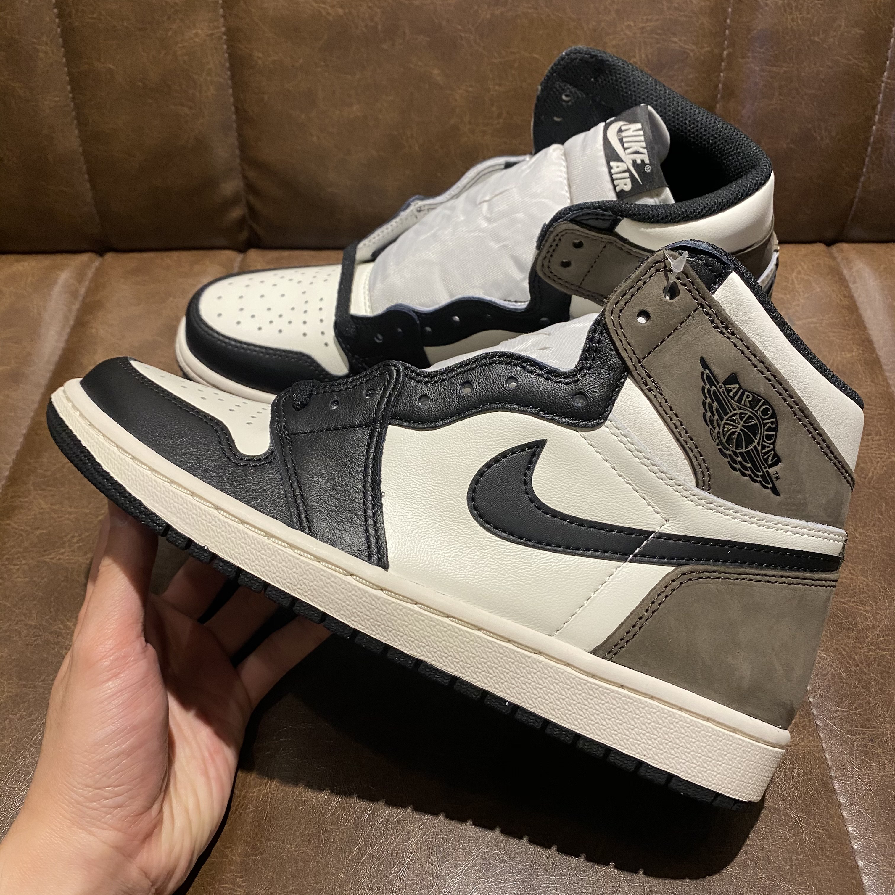 Jordan 1 Retro High OG Black Mocha 착용 스타일