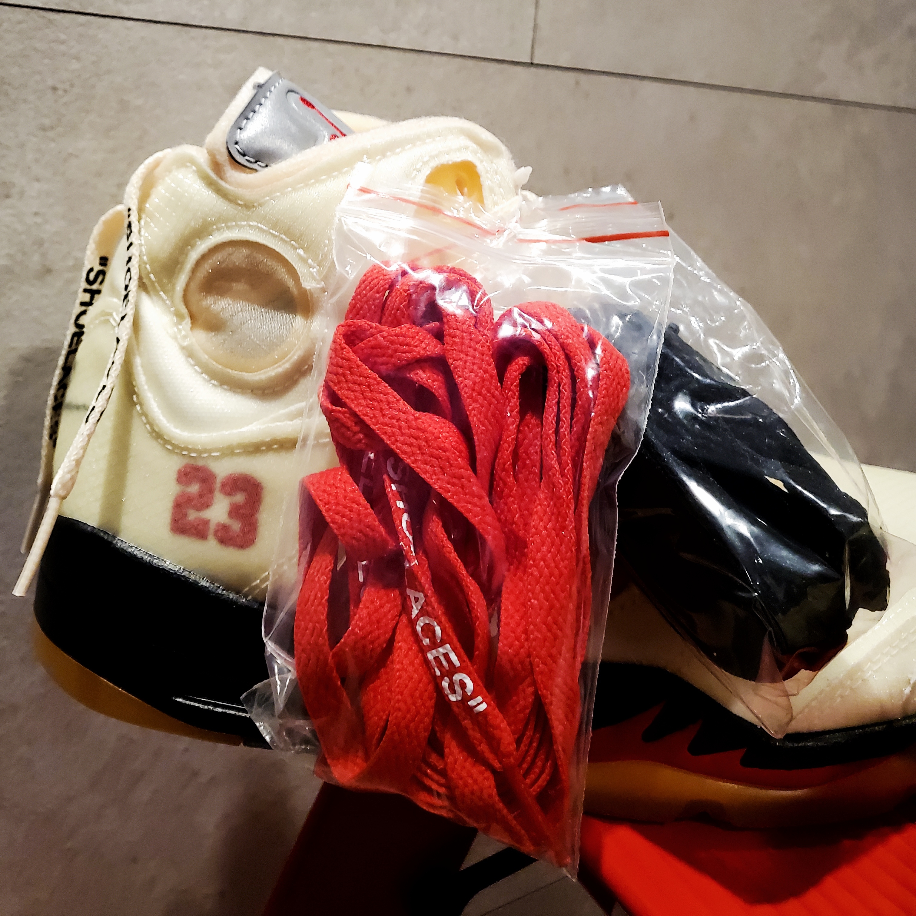 Jordan 5 x Off-White Retro SP Sail Fire Red 착용 스타일 - 3